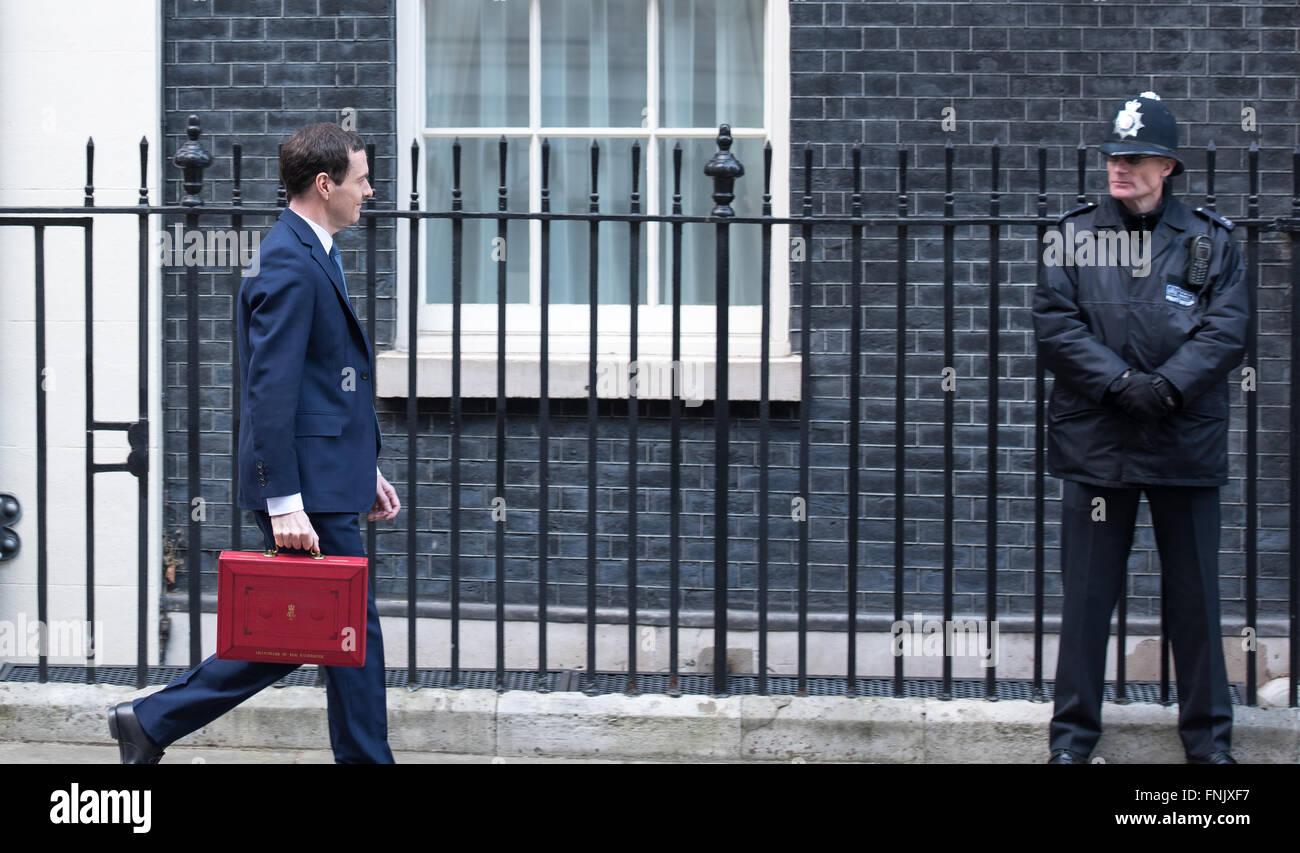 Londres, Royaume-Uni. 16 mars, 2016. Chancelier de l'Échiquier, George Osborn walking up Downing Street avec son cadre rouge contenant son discours du budget Crédit : Ian Davidson/Alamy Live News Banque D'Images