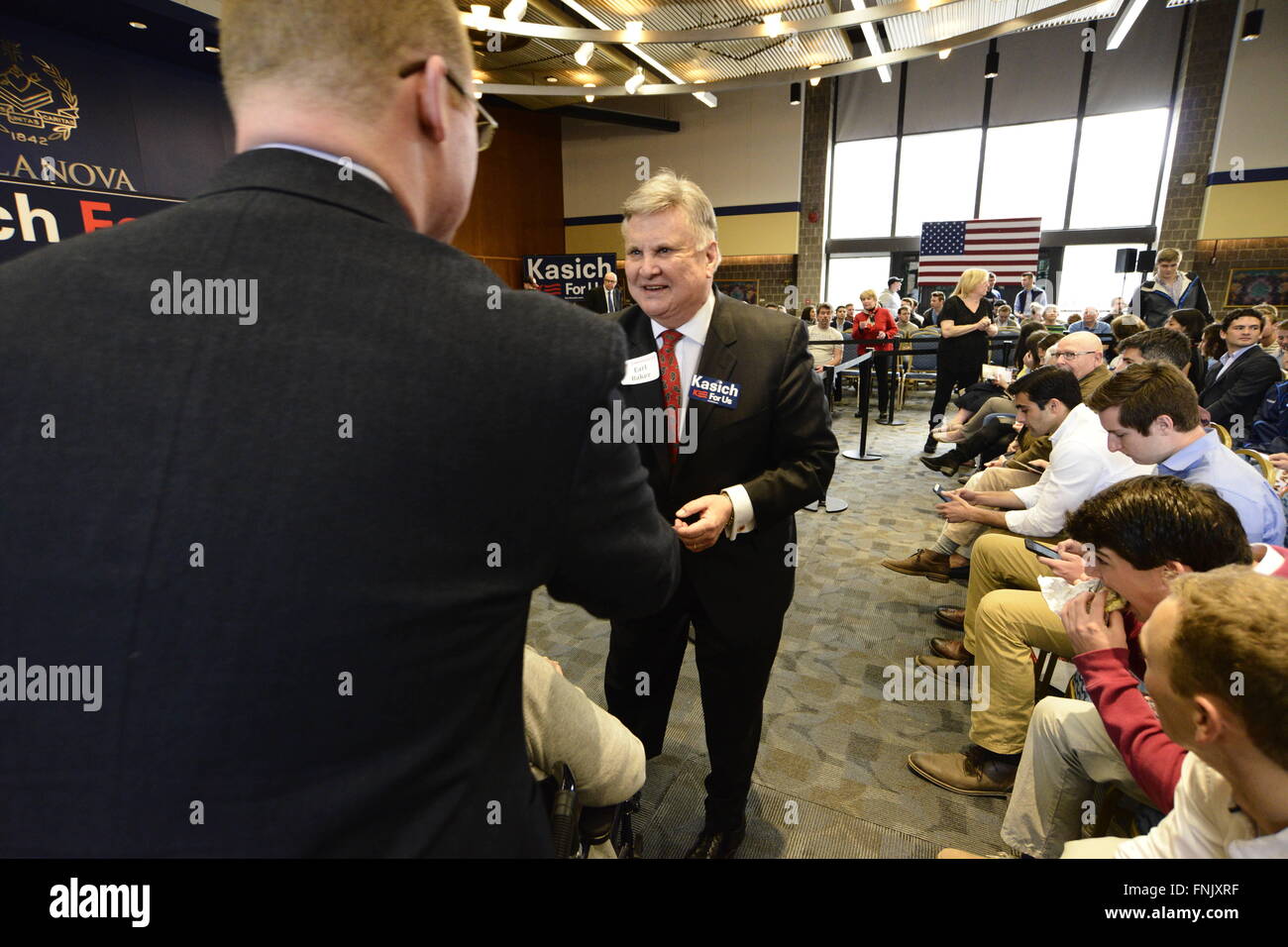 Villanova, Pennsylvania, USA. Mar 16, 2016. EARL BAKER de Wayne, PA., accueille les gens comme l'arrivée à Connelly Centre pour le 16 mars 2016 Assemblée publique de l'Ohio Gov. John Kasich, à Villanova U. dans la banlieue de Philadelphie, PA. © Bastiaan Slabbers/ZUMA/Alamy Fil Live News Banque D'Images