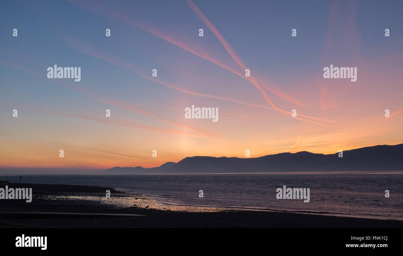 Le lever du soleil sur la côte nord du Pays de Galles de Beaumaris Anglesey Banque D'Images