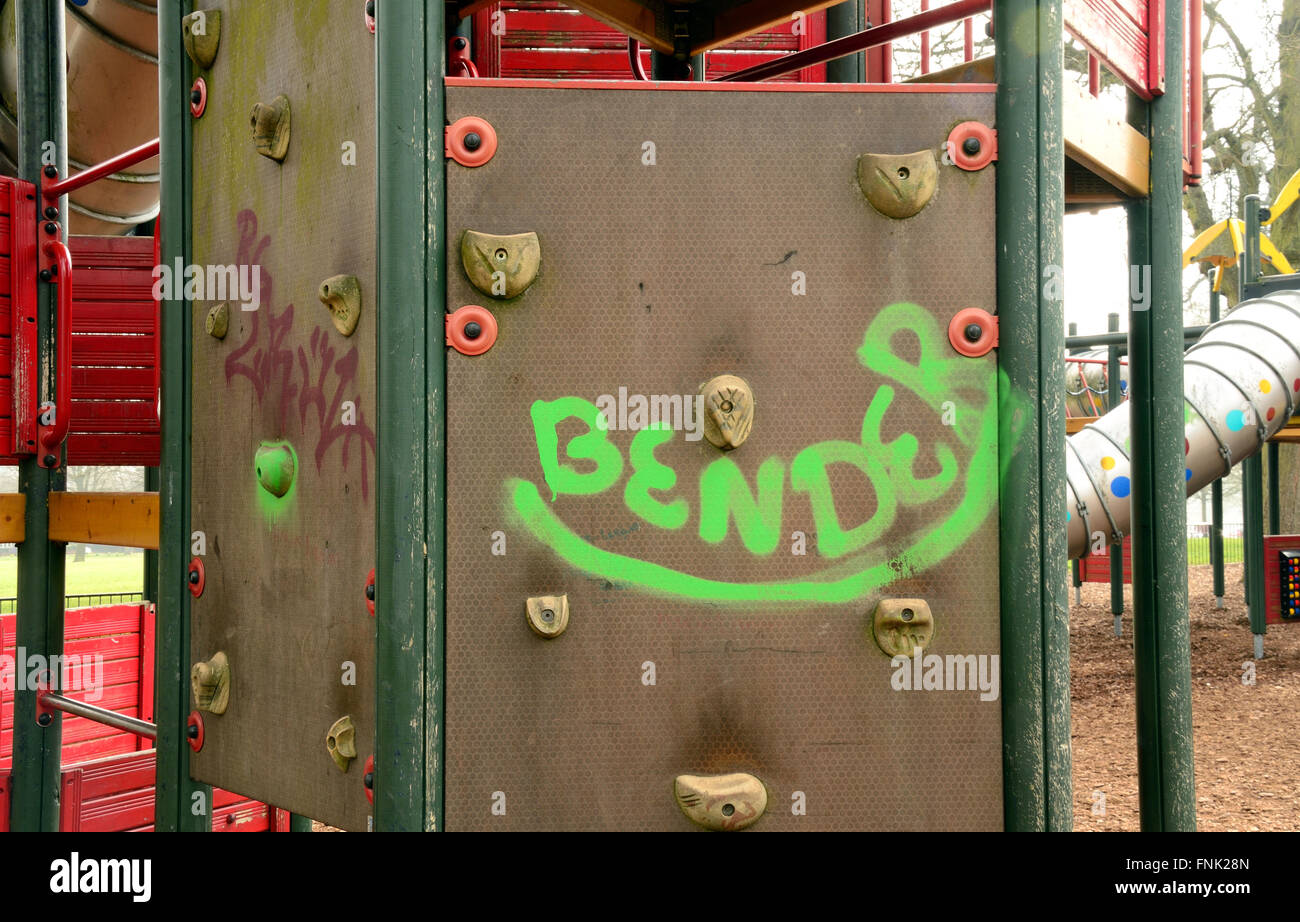 Graffiti sur un mur d'escalade dans une aire de jeux pour enfants. Banque D'Images