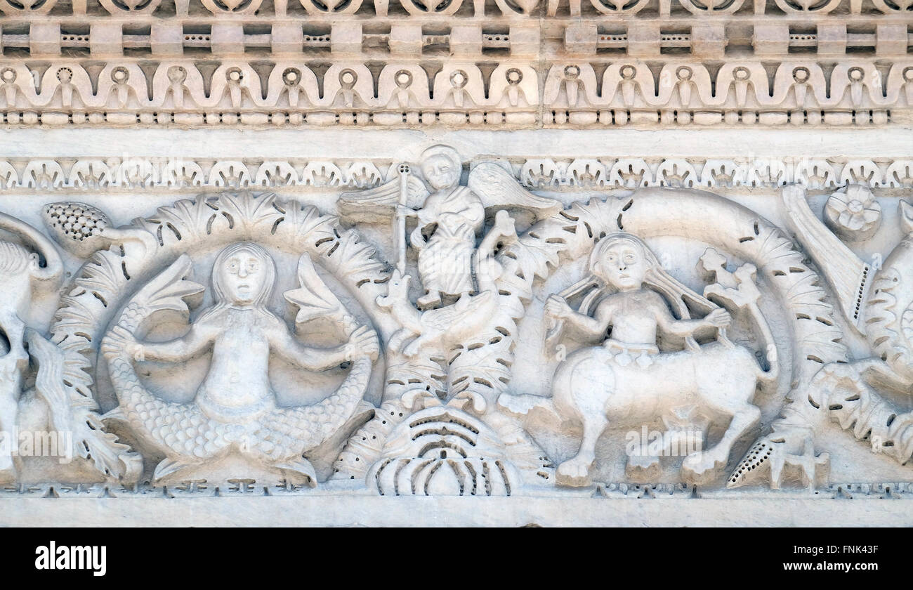 L'allégement de la basse sur le portail de l'Église San Michele in Foro à Lucques, en Italie, le 06 juin, 2015 Banque D'Images