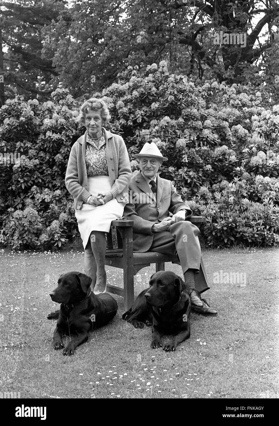 Lord et Lady Powis avec leur animal de compagnie labrador 1966 Banque D'Images
