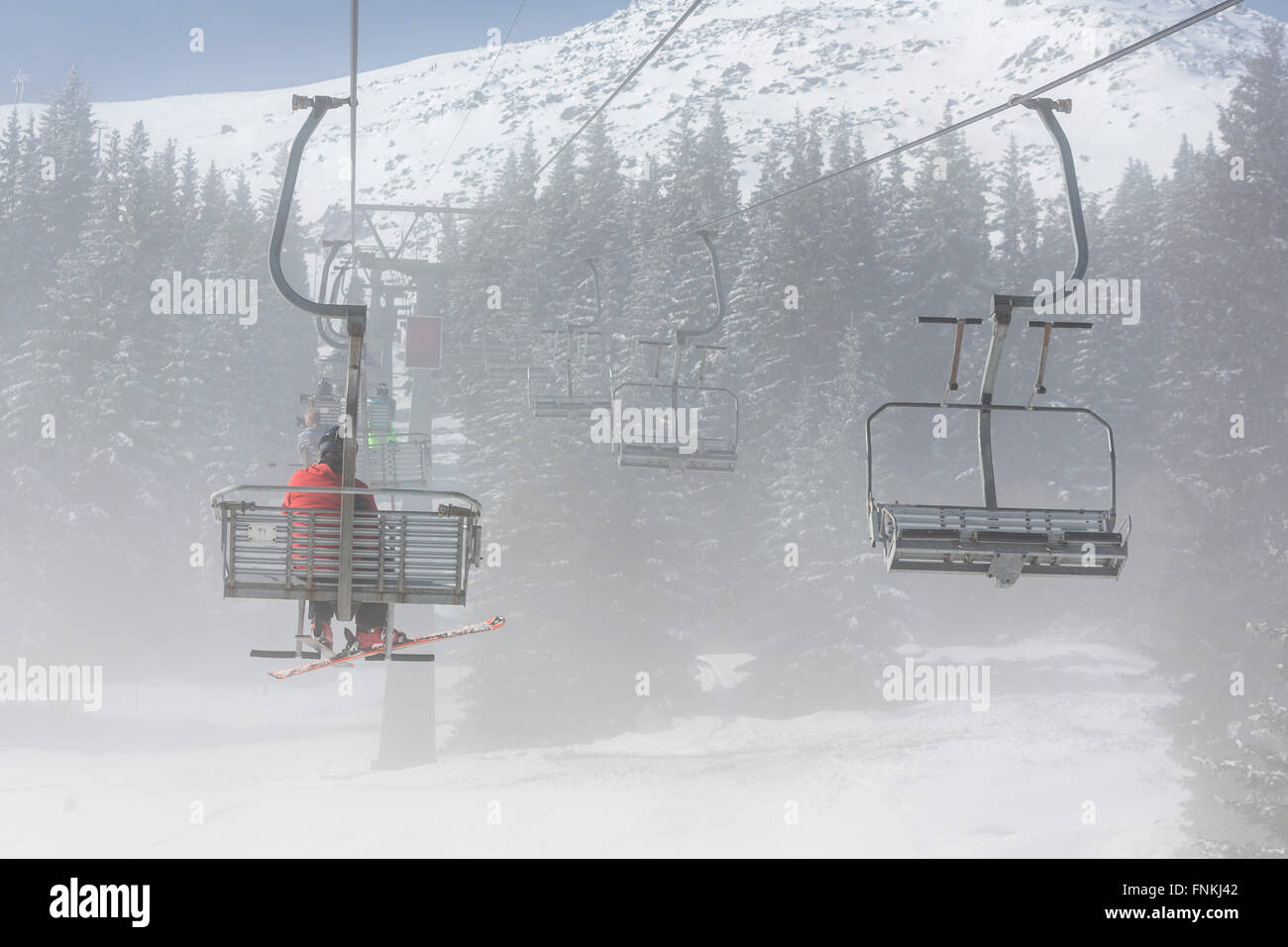 Des chaises d'un ascenseur de ski dans le brouillard d'un temps brumeux la montagne Vitosha. Banque D'Images
