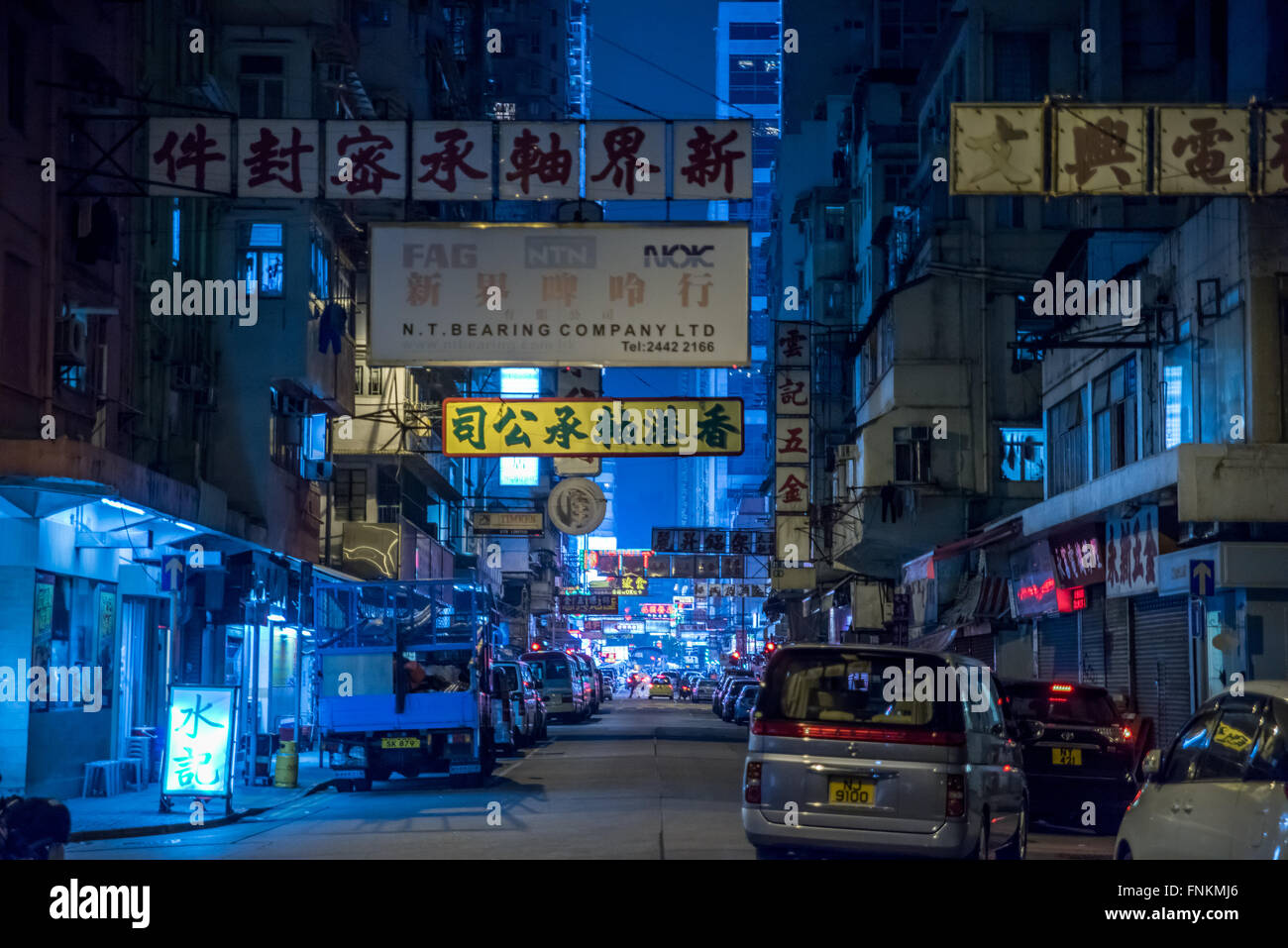 HONG KONG, CHINE - MAR 15, 2016 : les gens marcher à travers le marché le Mar 15, 2016 à Mong Kok, Hong Kong. Mong Kok, Hong K Banque D'Images