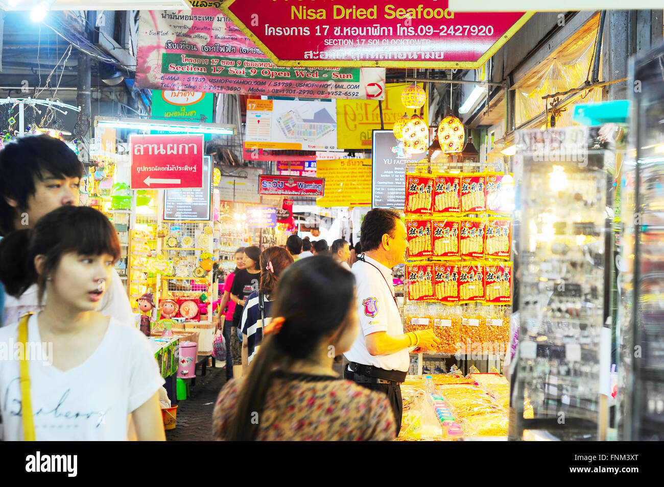 Les gens au marché du week-end de Chatuchak à Bangkok, Thaïlande. Banque D'Images