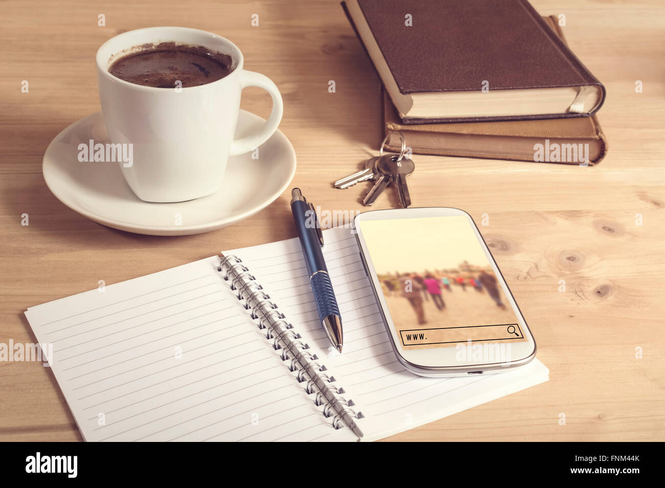 Still Life photo de smart phone avec travel recherche, ordinateur portable, bouilloire, livre, un crayon et des clés sur la table en bois. Focus sélectif. Banque D'Images