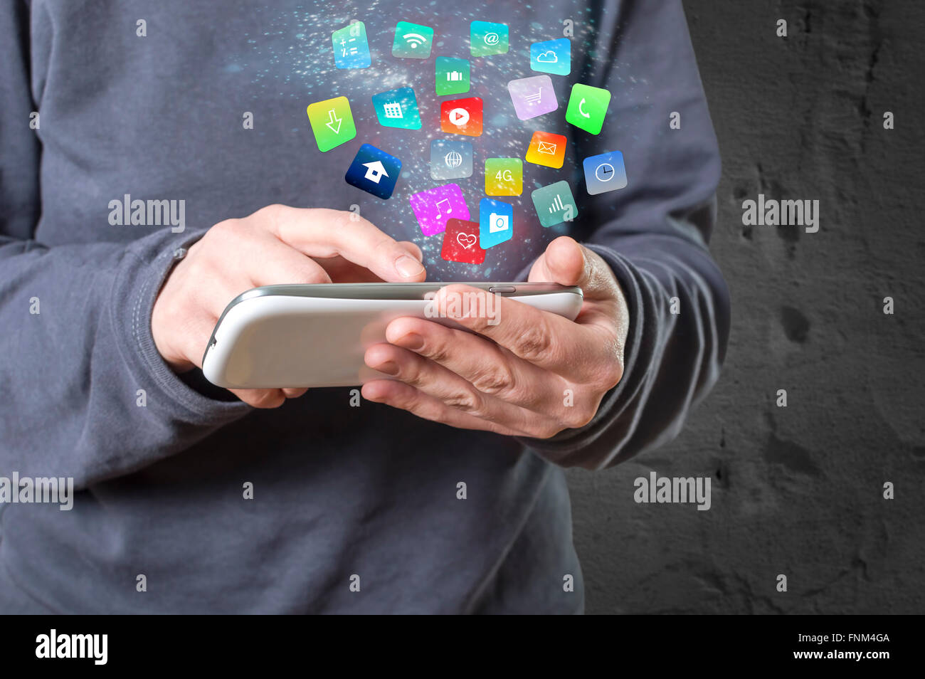 Femme tenant une tablette avec apps flottant moderne et icônes. Focus sélectif. Banque D'Images