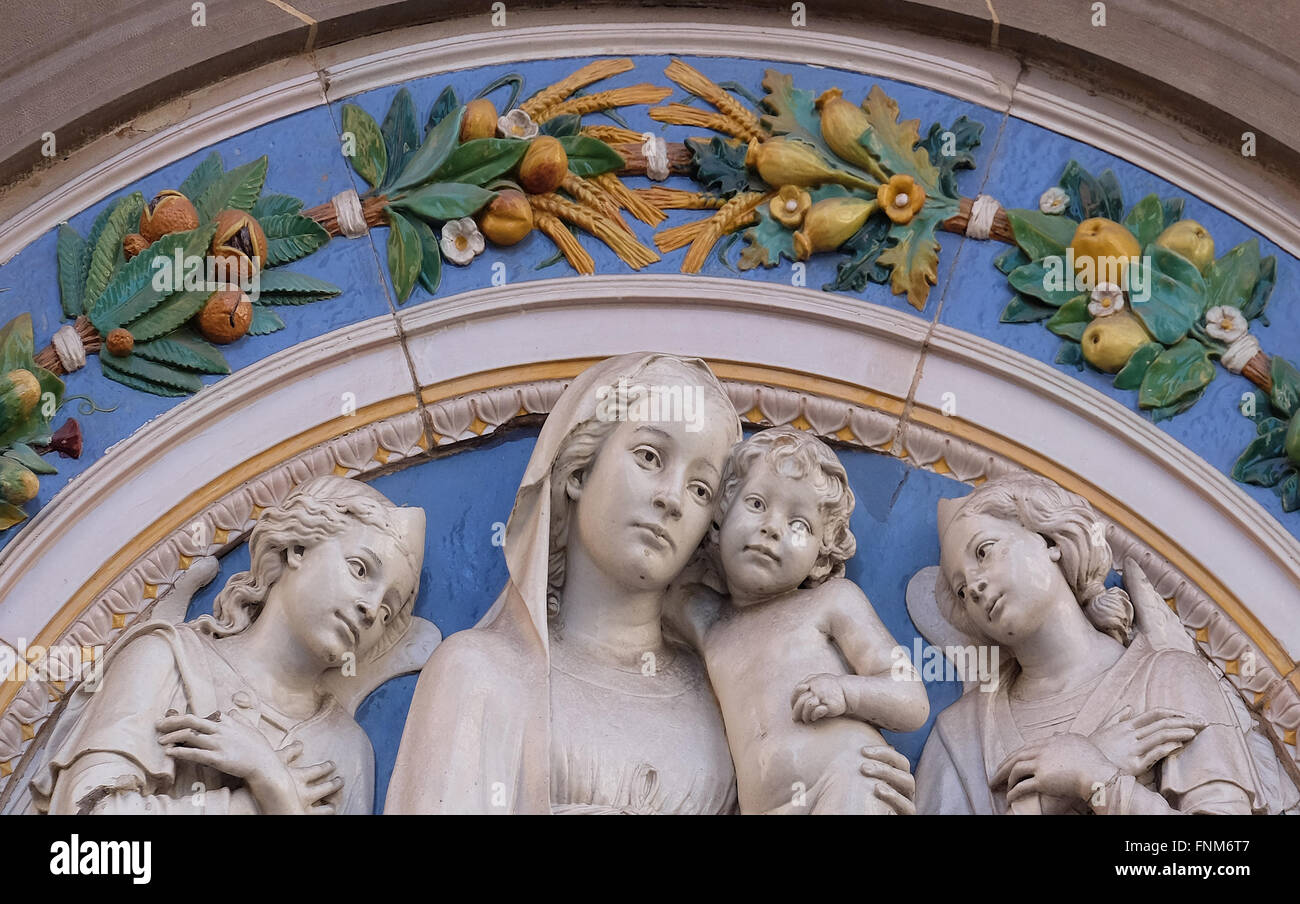 Vierge à l'enfant et deux anges, lunette de Giovanni Buglioni, entrée de la Badia Fiorentina à Florence, Toscane, Italie Banque D'Images