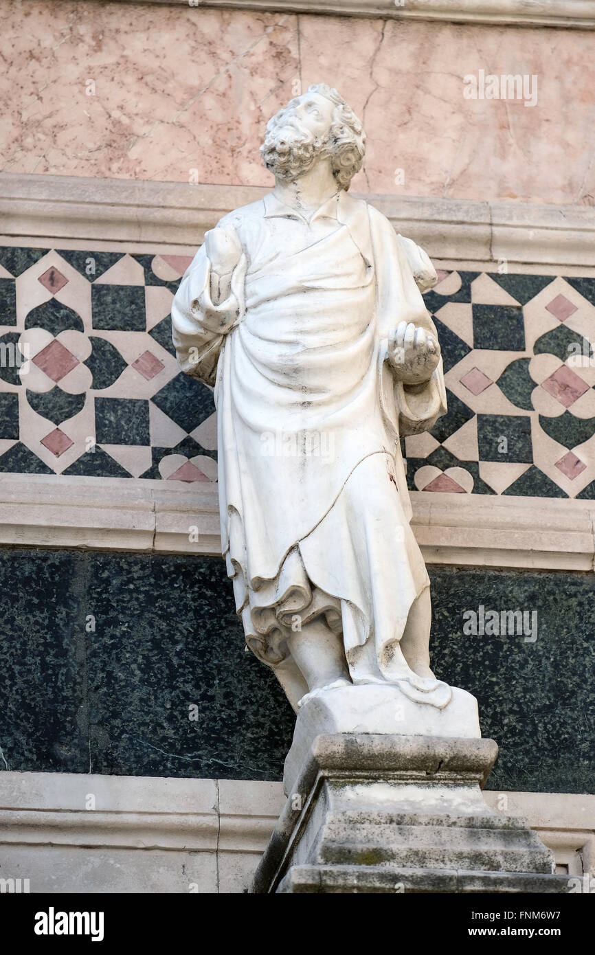 Statue de prophète attribuée à Andrea Pisano, portail sur la paroi de Cattedrale di Santa Maria del Fiore, Florence, Italie Banque D'Images