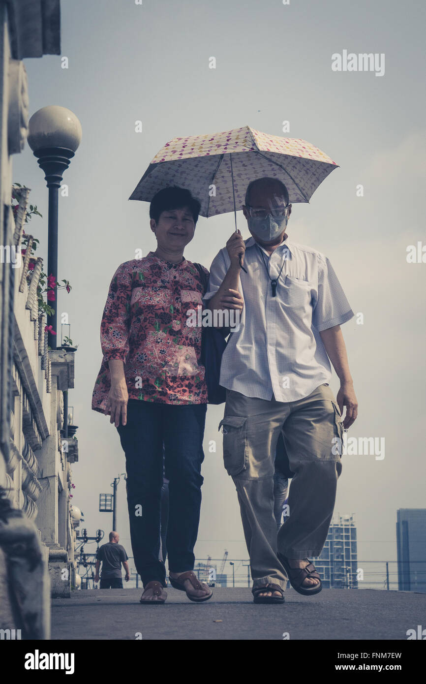 Older asian couple portrait - Photographie de rue les gens Bangkok Thaïlande - style vintage Banque D'Images