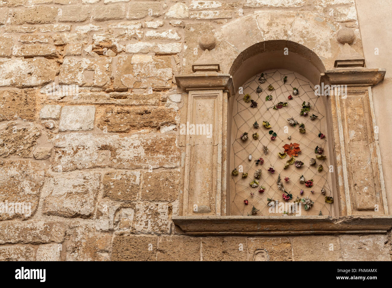 Façade niche avec fleurs, Palma de Majorque, Iles Baléares, Espagne. Banque D'Images