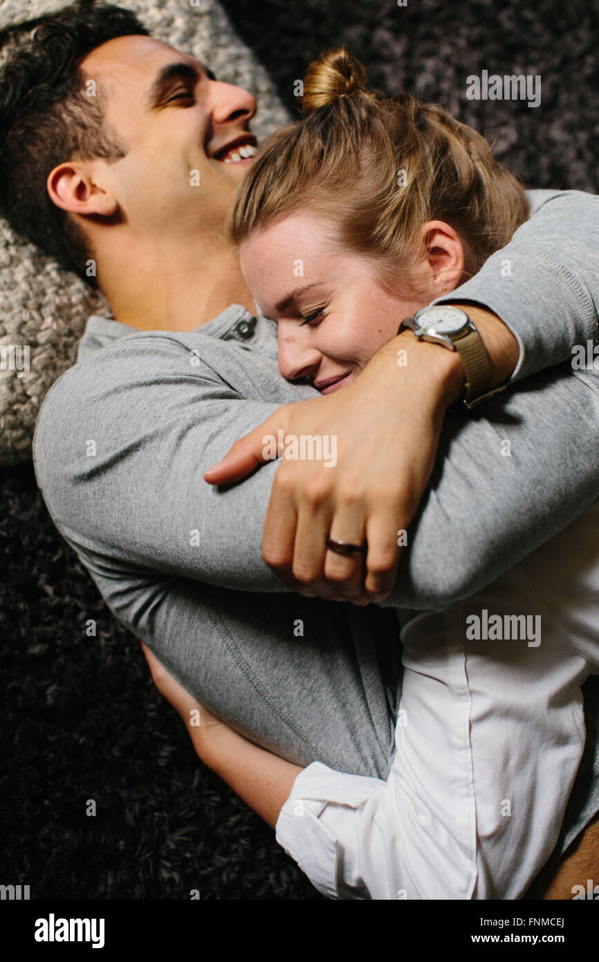 Un jeune couple embrasser Banque D'Images