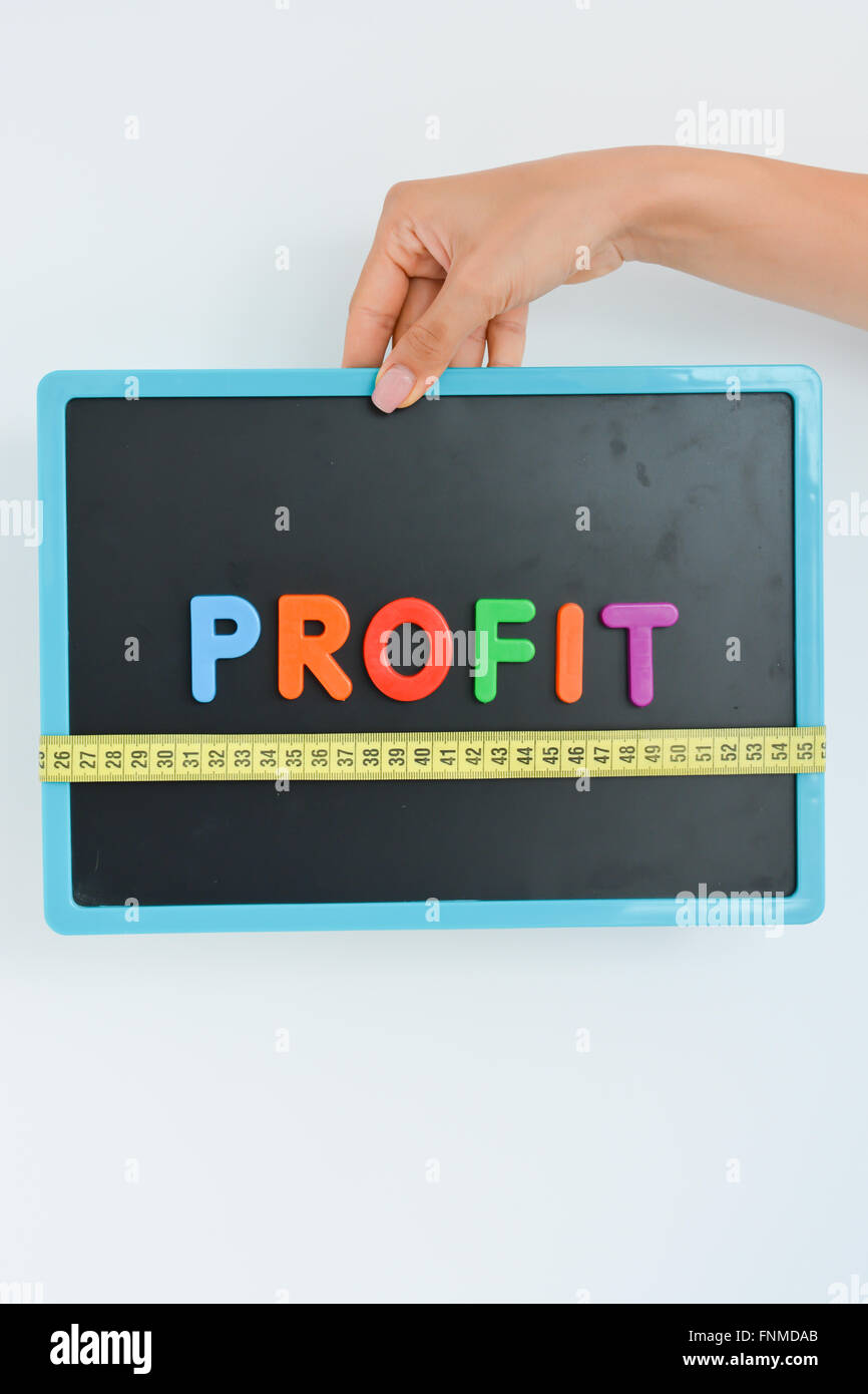 Mesurer votre profit concept écrit comme blocs de couleur magnétique lettre avec l'échelle Banque D'Images
