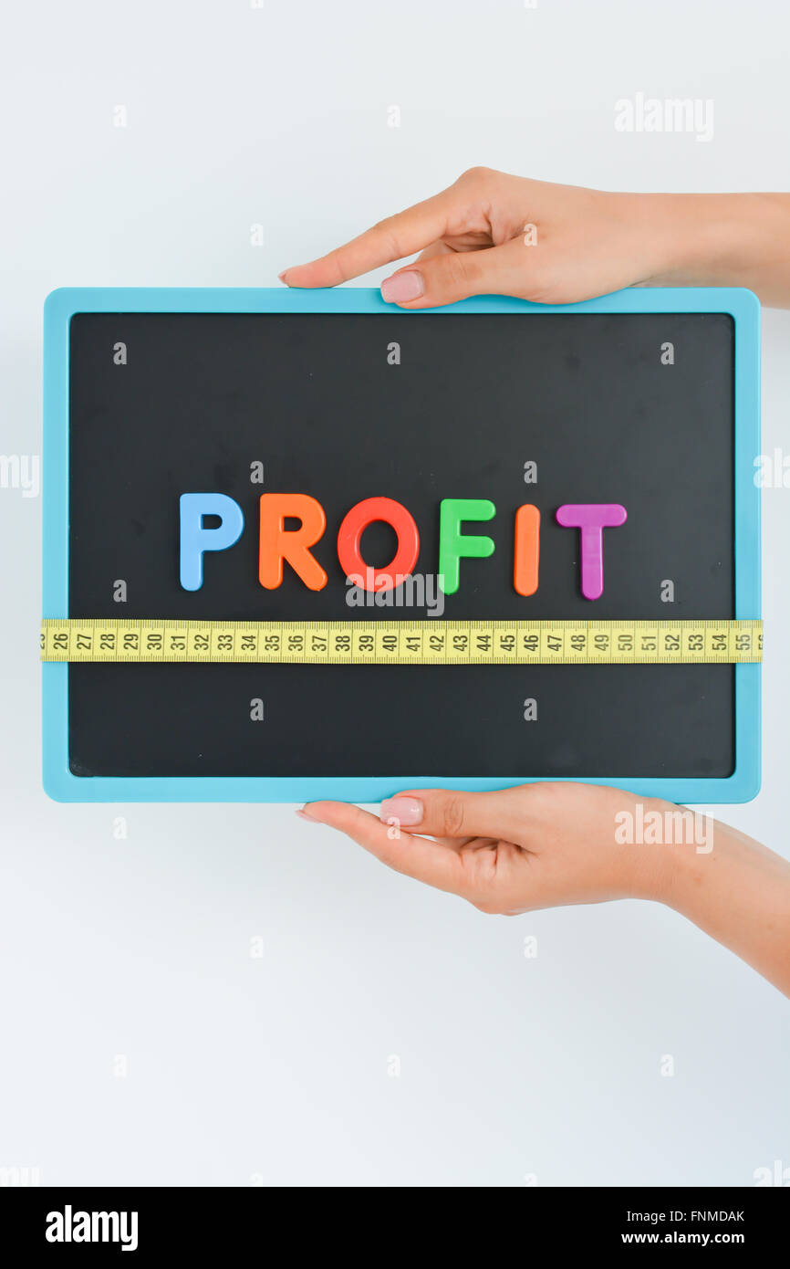 Mesurer votre profit concept écrit comme blocs de couleur magnétique lettre avec l'échelle Banque D'Images