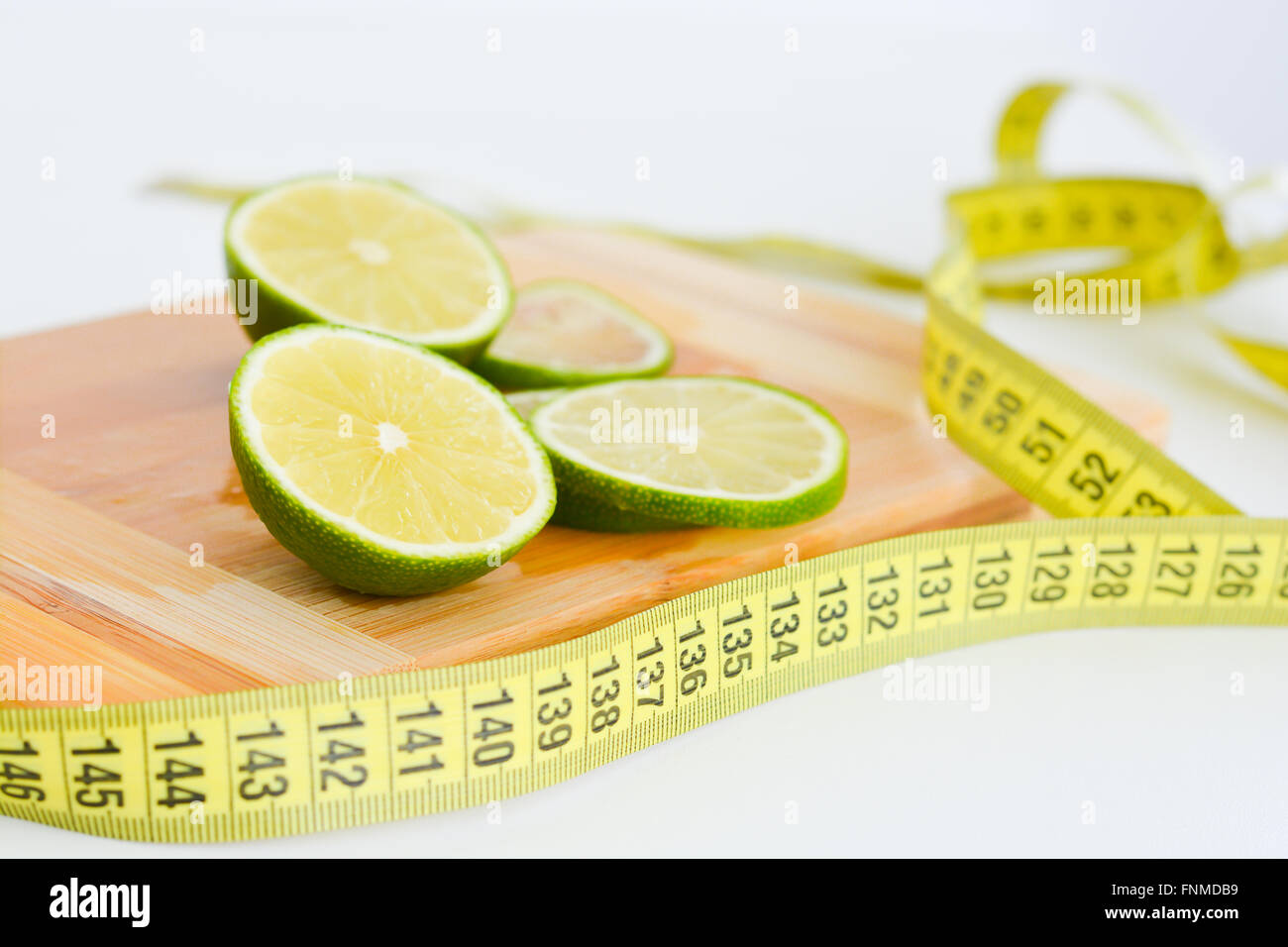 Mesure des résultats l'alimentation concept avec fruits sur la planche à découper en bois Banque D'Images