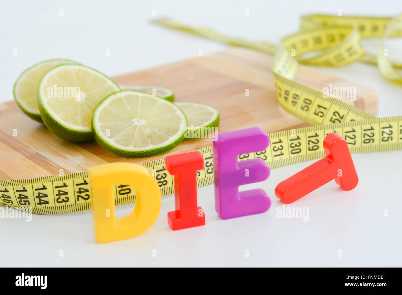 Mesure des résultats l'alimentation concept avec fruits sur la planche à découper en bois Banque D'Images