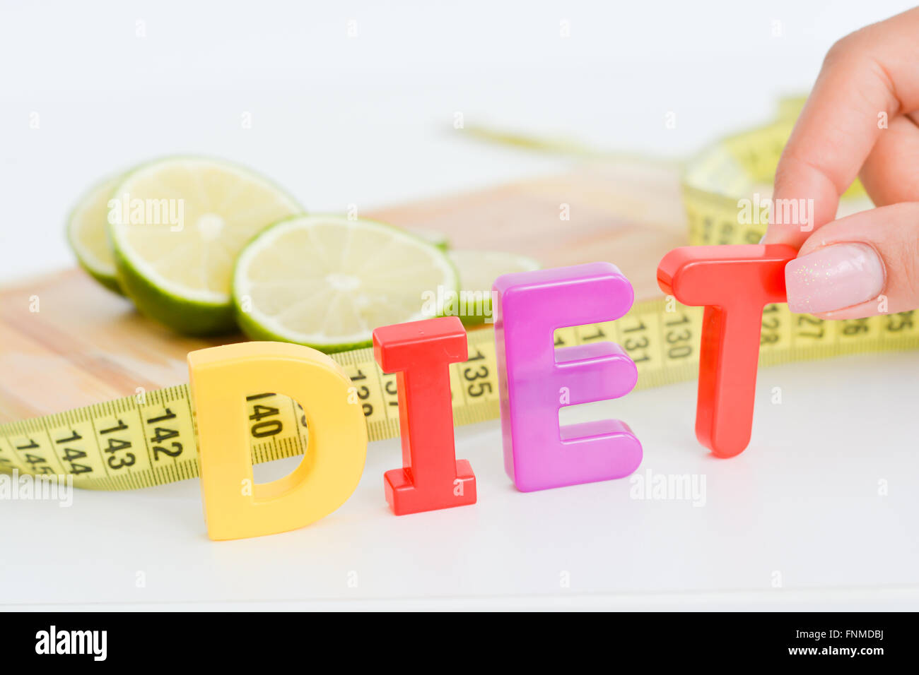 Mesure des résultats l'alimentation concept avec fruits sur la planche à découper en bois Banque D'Images