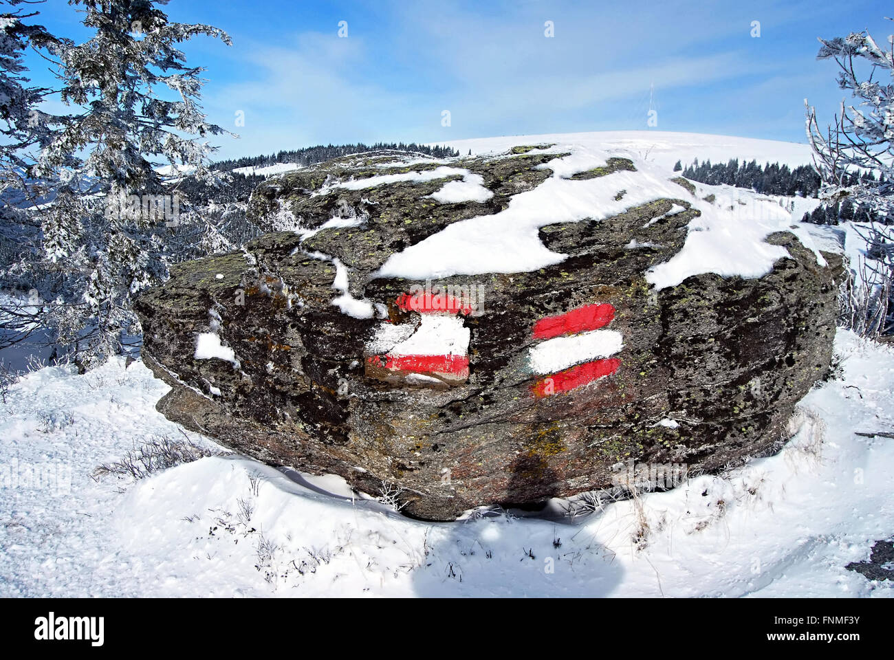 Rouge-blanc sur la pierre de pionnière en hiver Alpen Fischbacher montagnes en Styrie Banque D'Images