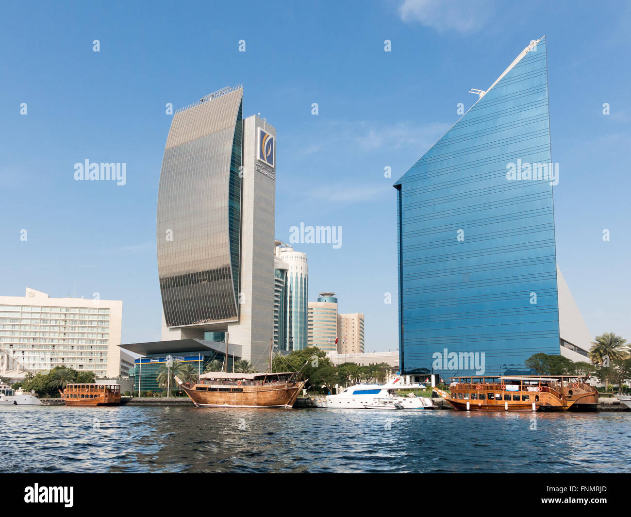 Les bâtiments de la Banque Nationale de Dubaï et de la Chambre de Commerce, DCCI, dans le district de Rigga Al Buteen, Deira, Dubaï, le ruisseau Banque D'Images