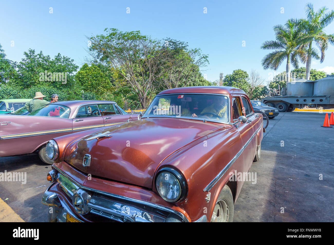 CIENFUEGOS, CUBA - Mars 23, 2012 : Rural road parking avec retro Ford voiture usage éditorial uniquement. Banque D'Images