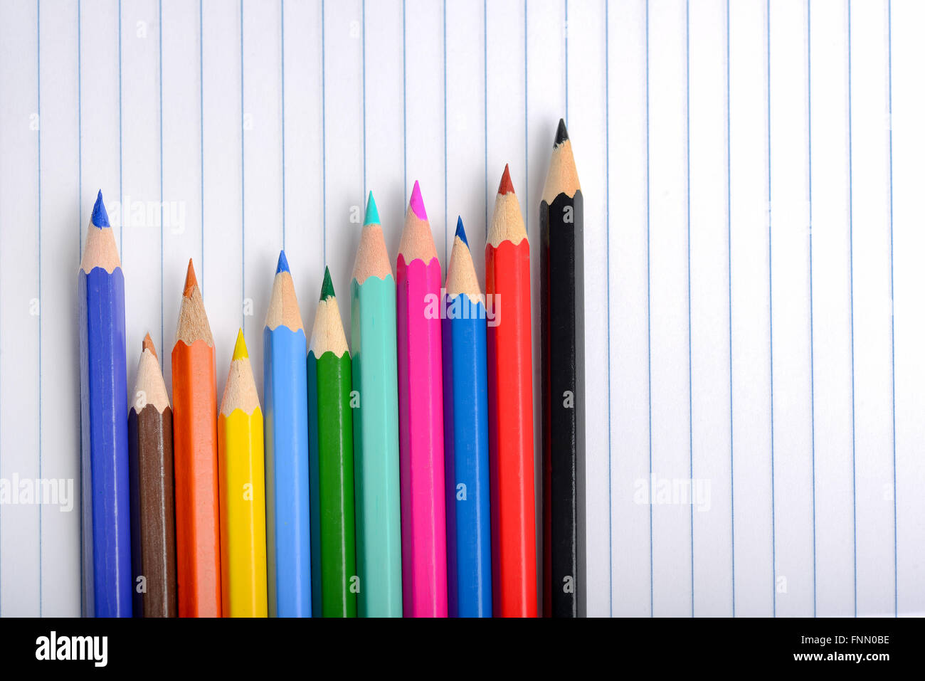 Crayons de couleurs différentes sur un journal de l'école Banque D'Images