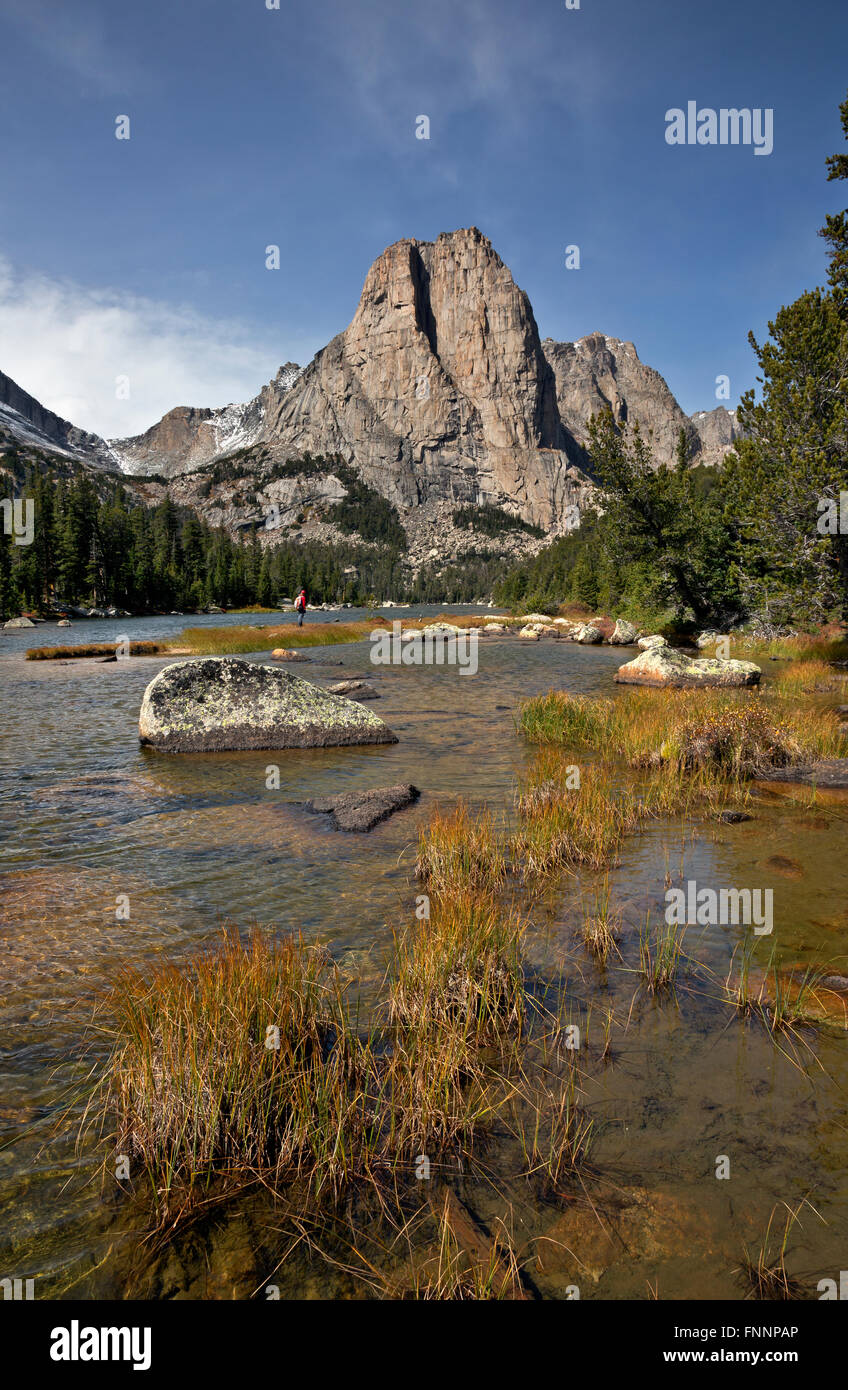 WY01303-00...WYOMING - Cathedral Peak au-dessus du lac Middle dans la Popo Agie Wilderness article de la gamme Wind River. Banque D'Images