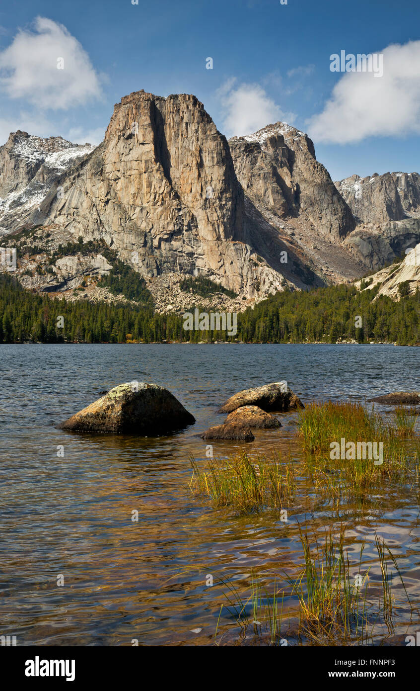 WY01314-00...WYOMING - Cathedral Peak dominant de Smith Lake dans le Popo Agie Wilderness article de la gamme Wind River. Banque D'Images