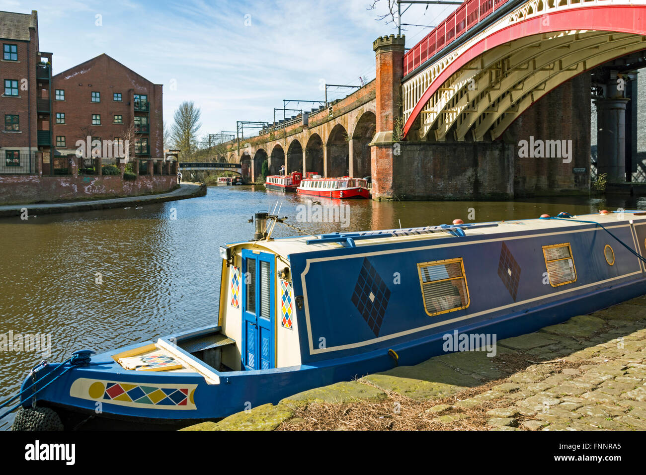 Narrowboats sur le Canal de Bridgewater, et le viaduc ferroviaire de Castlefield, Manchester, Angleterre, RU Banque D'Images