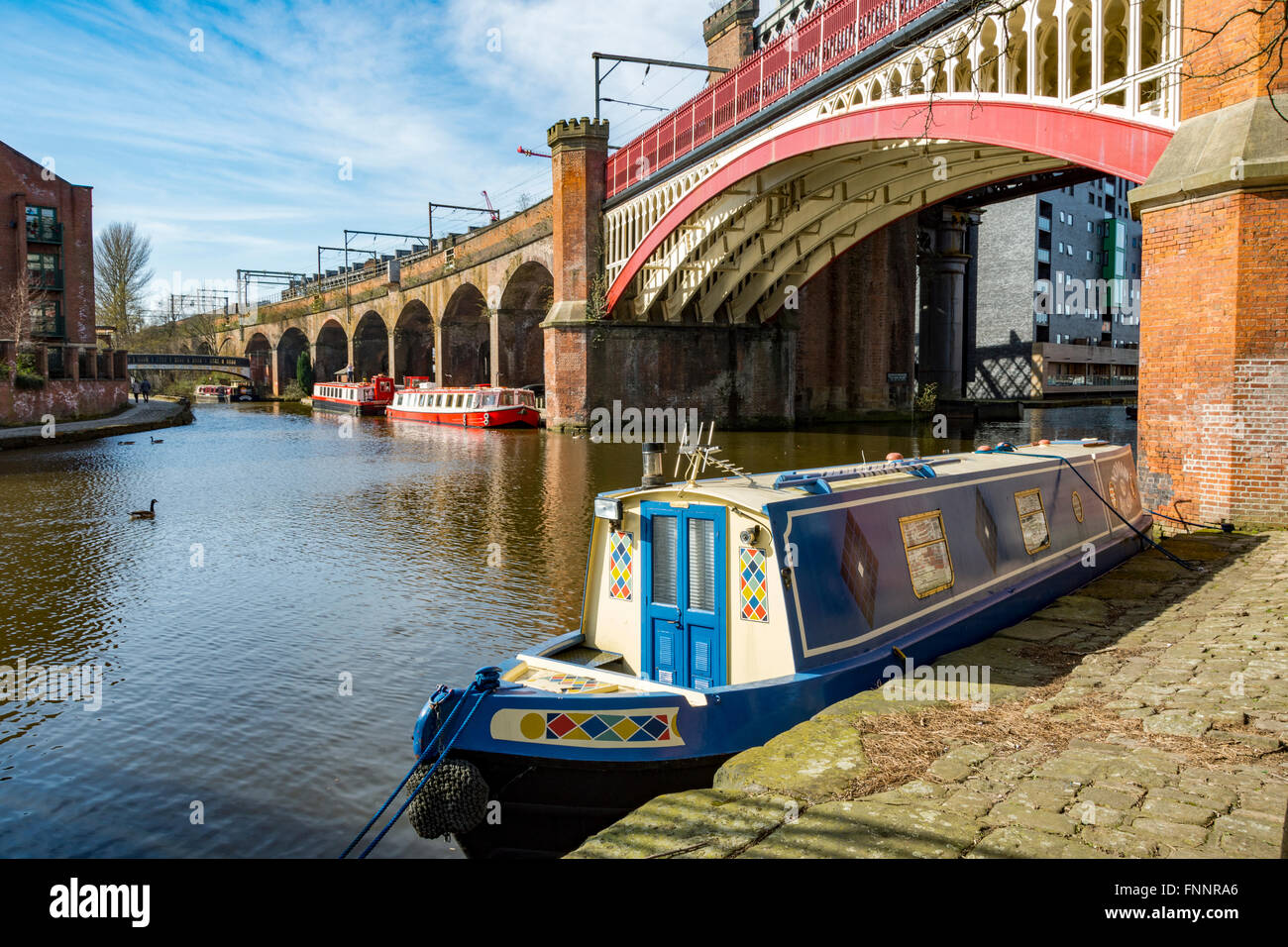 Narrowboats sur le Canal de Bridgewater, et le viaduc ferroviaire de Castlefield, Manchester, Angleterre, RU Banque D'Images