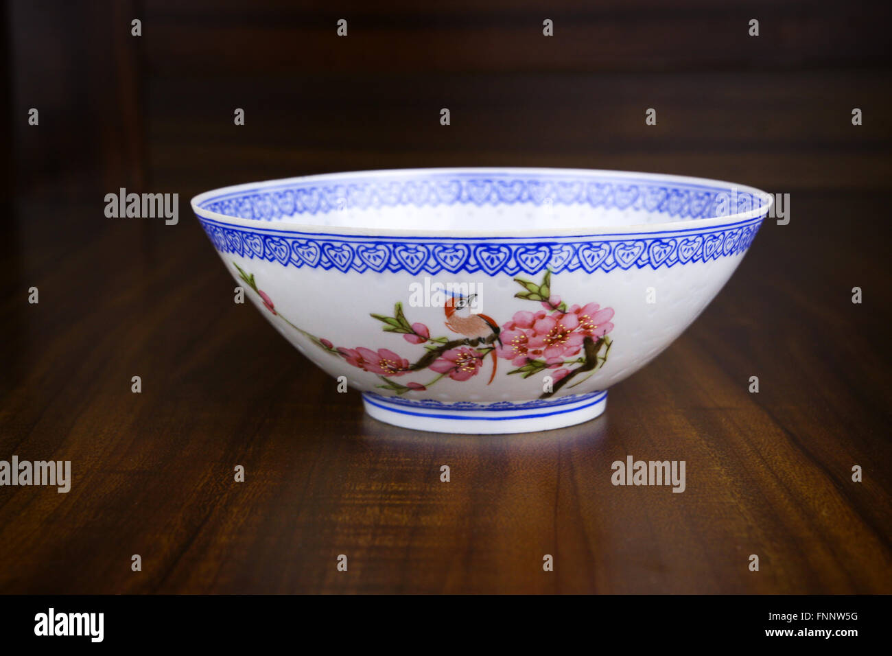 Ancien bol chinois avec peach peinture de fleur Banque D'Images