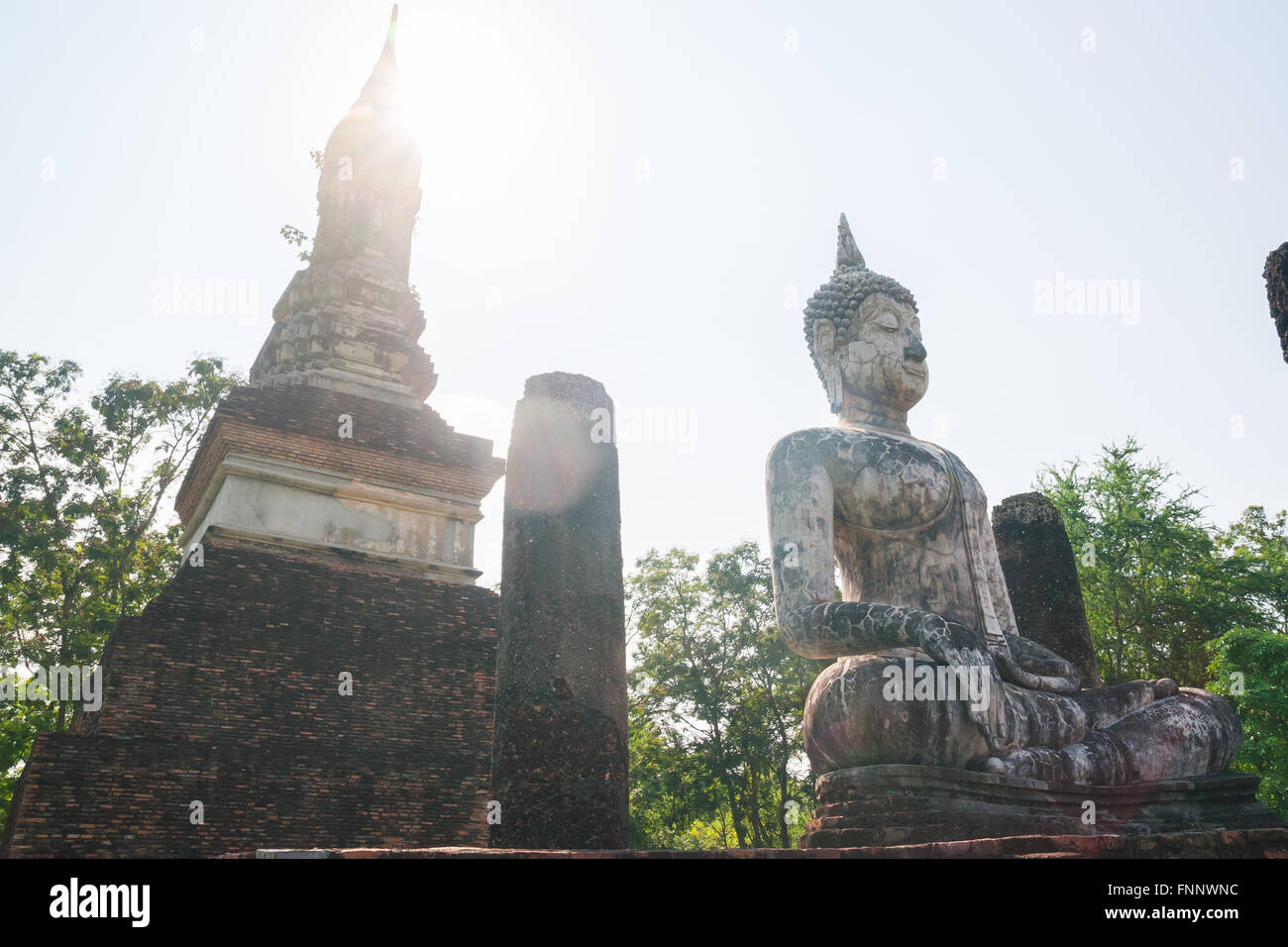 Sculpture Bouddha et ruines du temple en parc historique de Sukhothai, Thaïlande Banque D'Images
