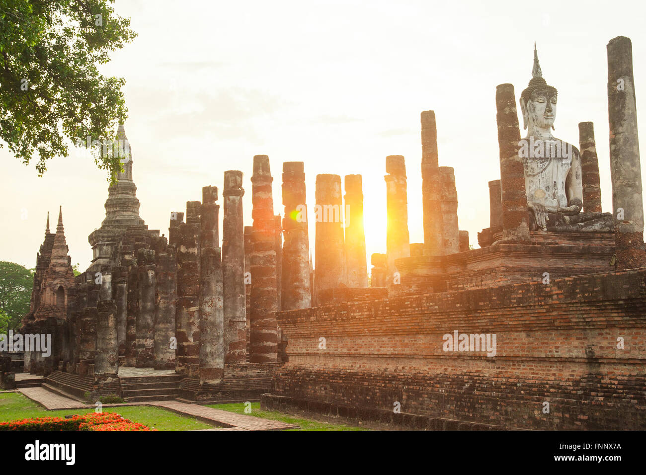 Sculpture Bouddha et ruines du temple en parc historique de Sukhothai, Thaïlande Banque D'Images