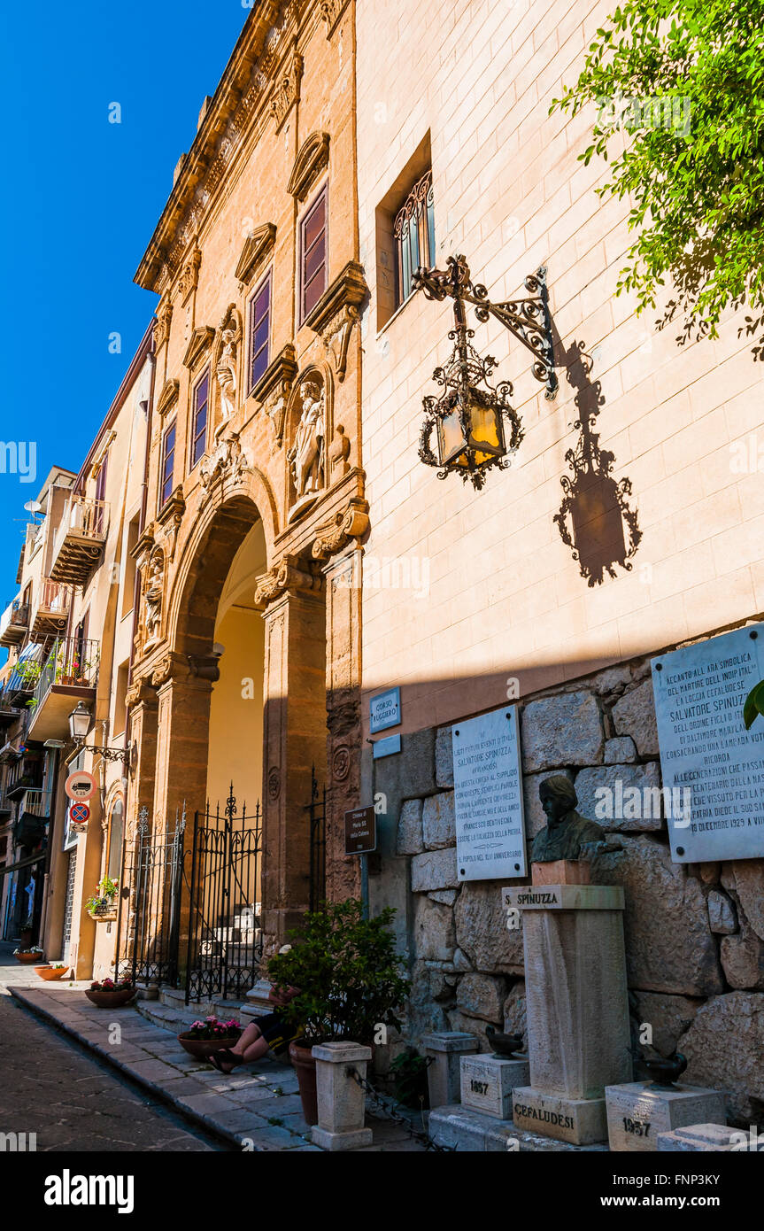 Les rues pittoresques de la ville de Cefalù. Province de Palerme, situé sur la côte nord de la Sicile, Italie Banque D'Images