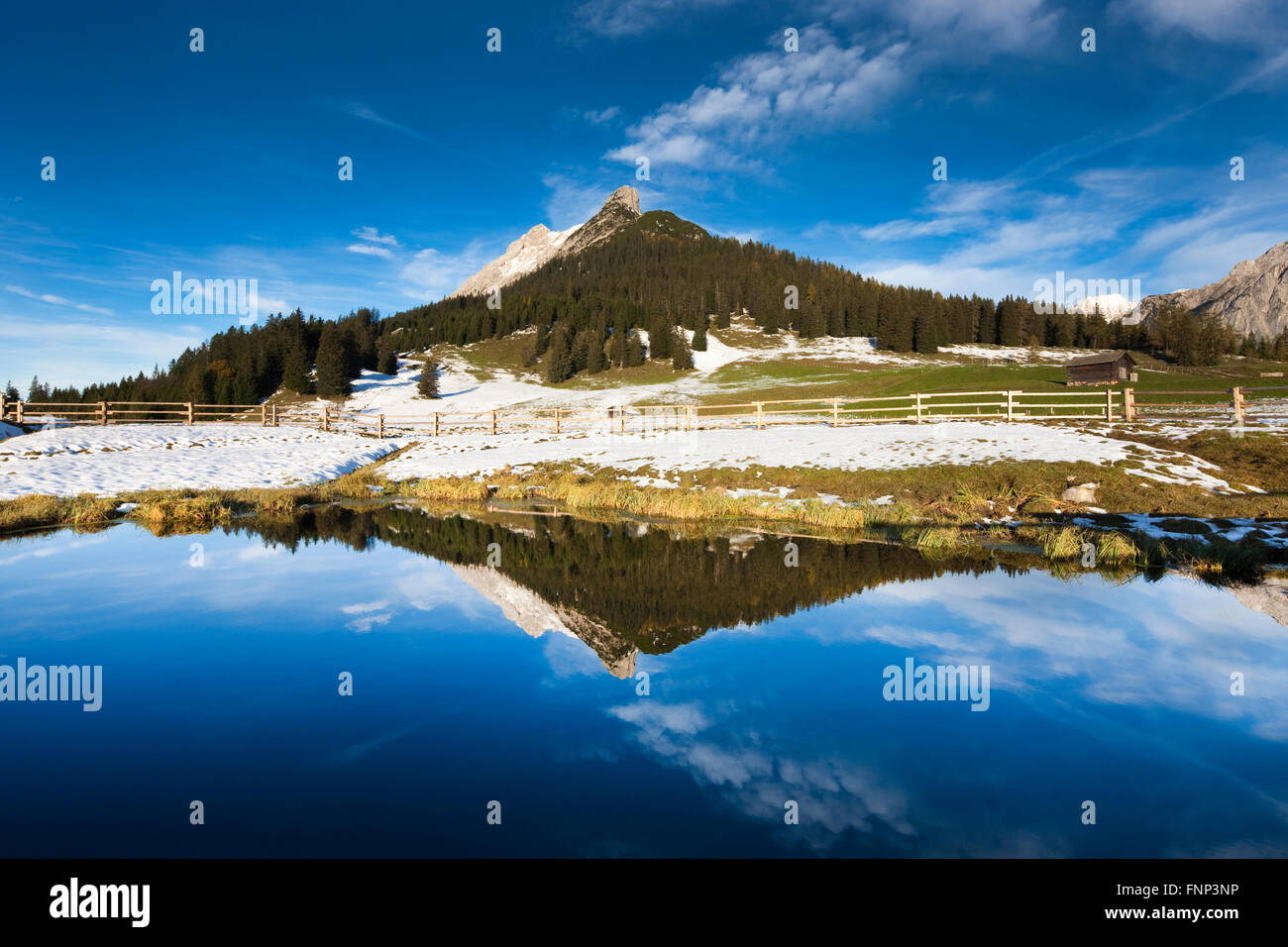 Walderkamp et pic Hundskopf reflétée dans un petit lac, Karwendel, Tyrol, Autriche Banque D'Images