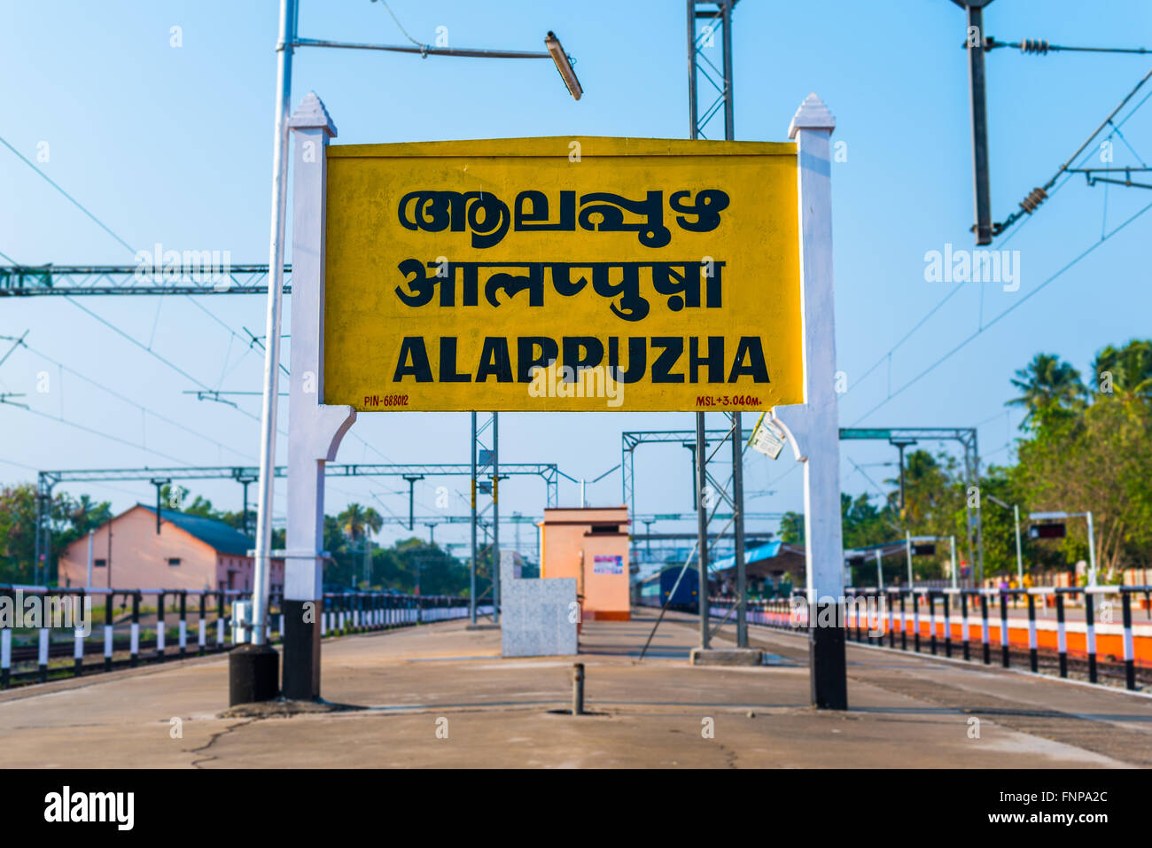 Railroad signe Alappuzha (Alleppey) écrit en Malayalam (langue officielle du Kerala), l'Hindi et l'anglais. Banque D'Images