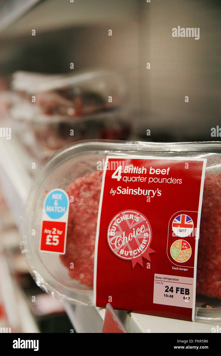 Un gros plan de l'intérieur de la viande bovine britannique Sainsbury, mix and match 2 pour €5 Banque D'Images