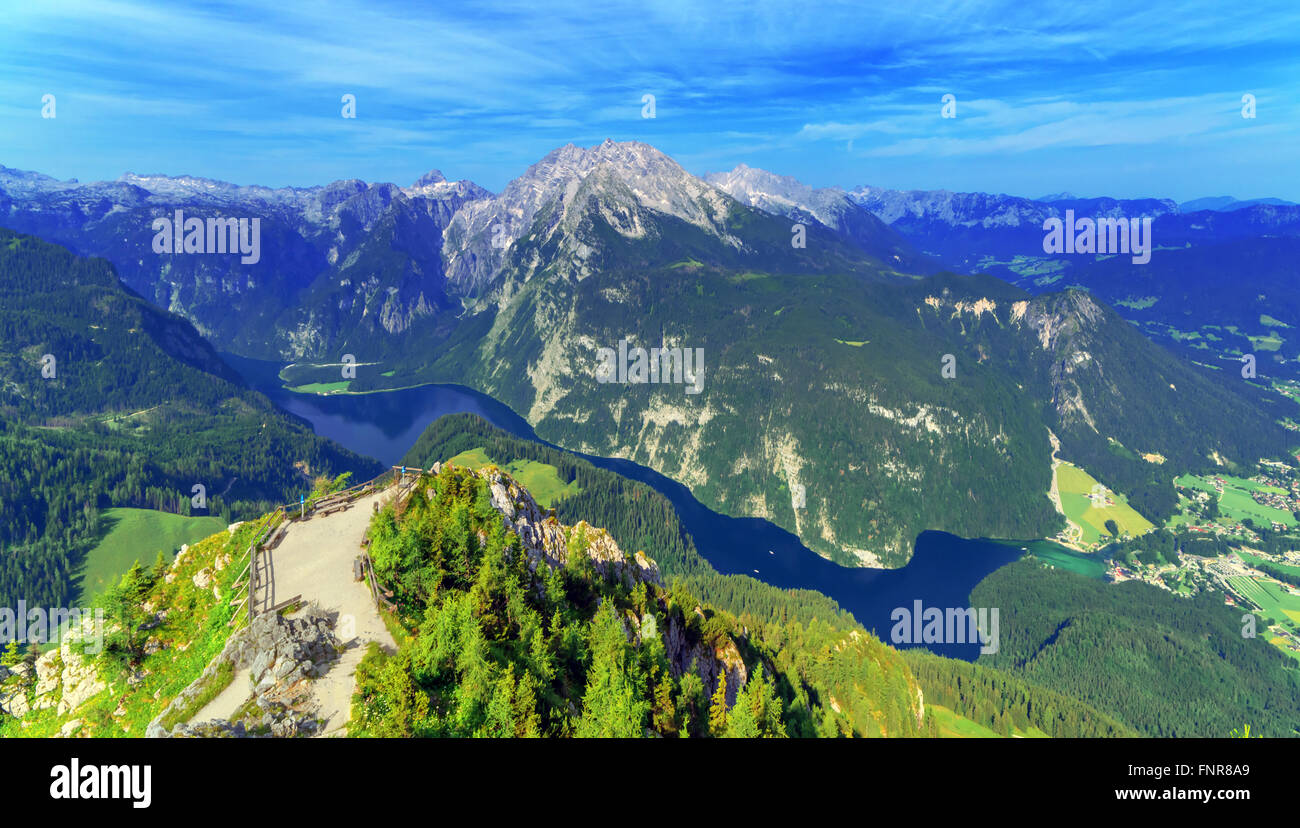 Belle vue du haut de la nacelle au-dessus du lac Konigsee sur Schneibstein la crête de la montagne. Frontière de l'Allemagne et l'Autriche, Alpes Banque D'Images