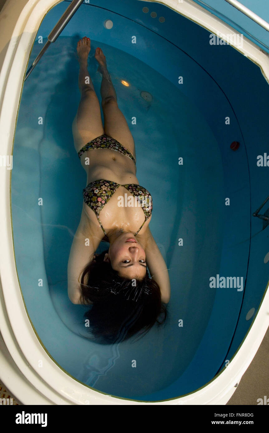 La thérapie de flottaison entrepris par une femme à l'aide d'un flotteur réservoir. Banque D'Images