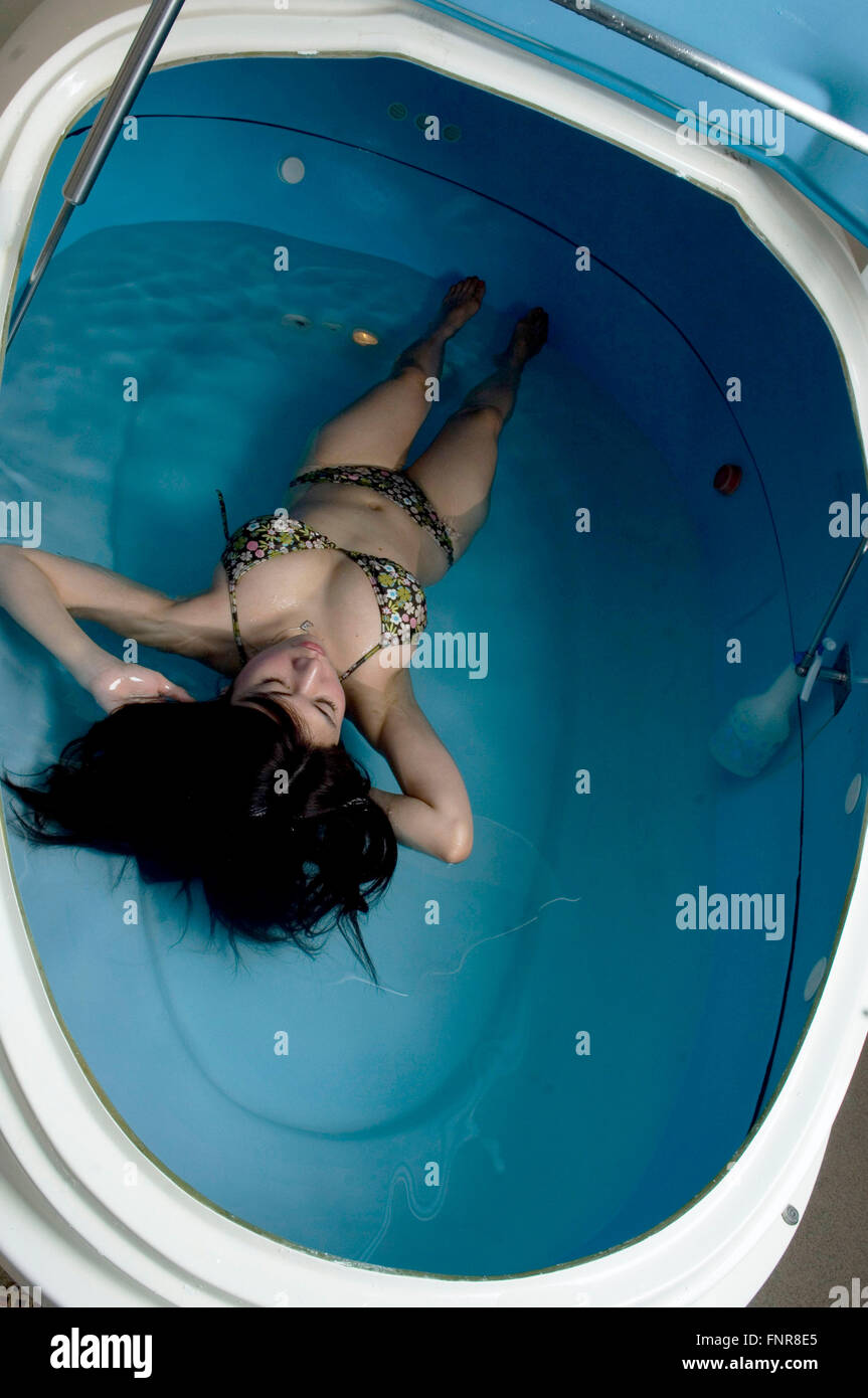 La thérapie de flottaison entrepris par une femme à l'aide d'un flotteur réservoir. Banque D'Images