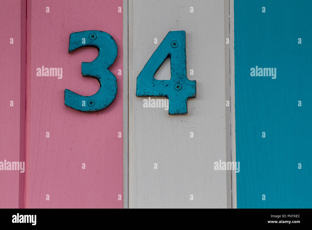 Numéro de maison coloré porte sur sommier à lattes Photo Stock - Alamy