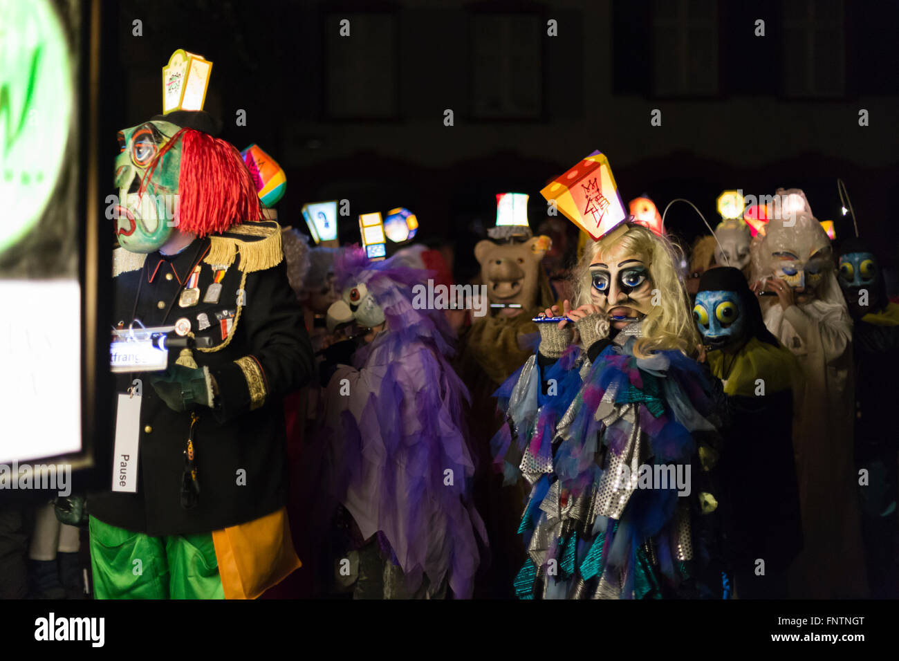 Un groupe de marche et jouer derrière leur principal allumé pendant la lanterne 2016 défilé du carnaval de Bâle le lundi matin 4 heures Banque D'Images