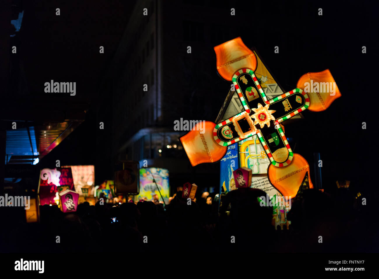 L'une des principales lanternes de Bâle un groupe carnival, allumé pendant le défilé le lundi matin 4 heures. Banque D'Images