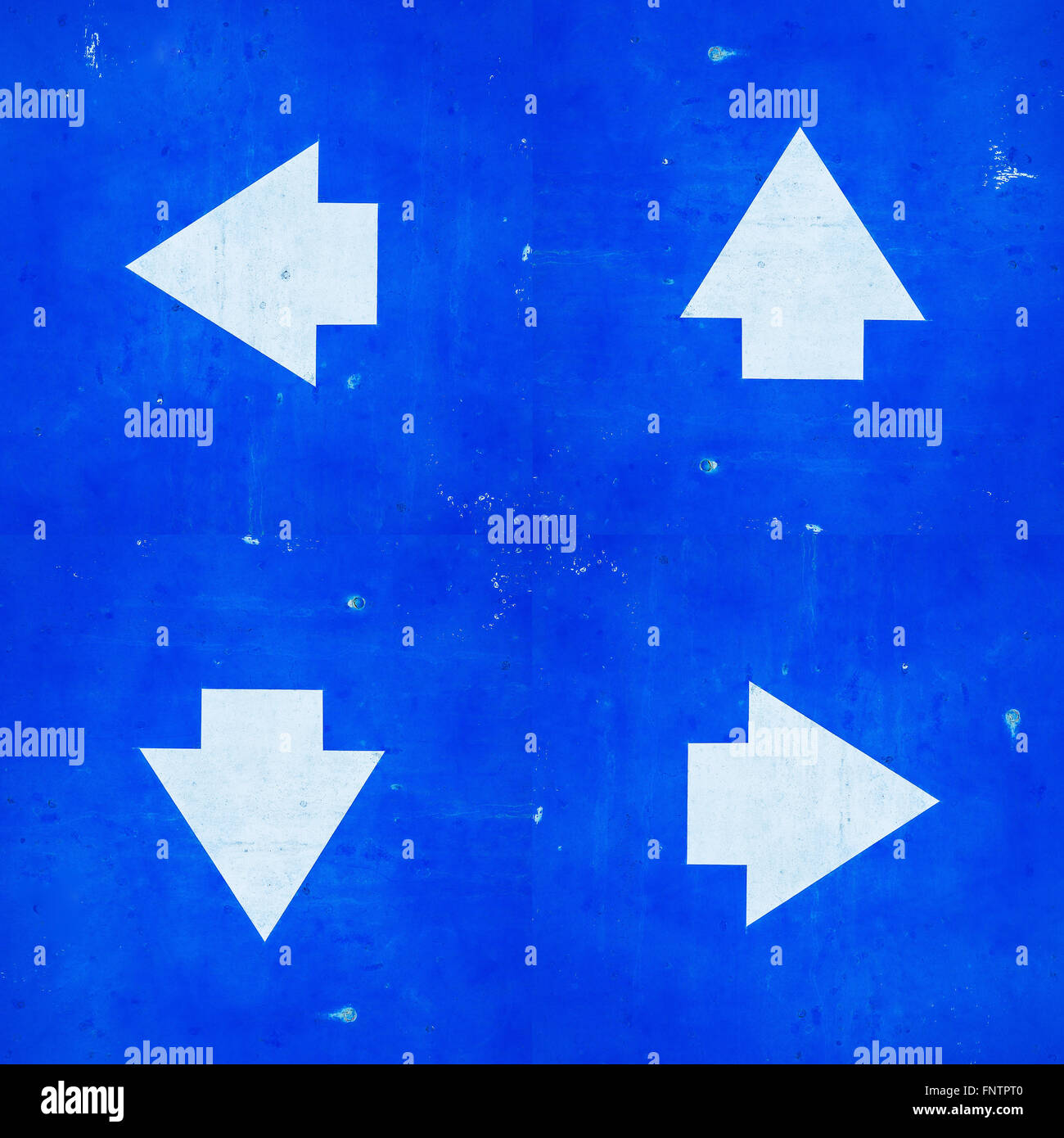 Quatre direction des flèches blanches symbole sur fond bleu grunge metal peint. Banque D'Images