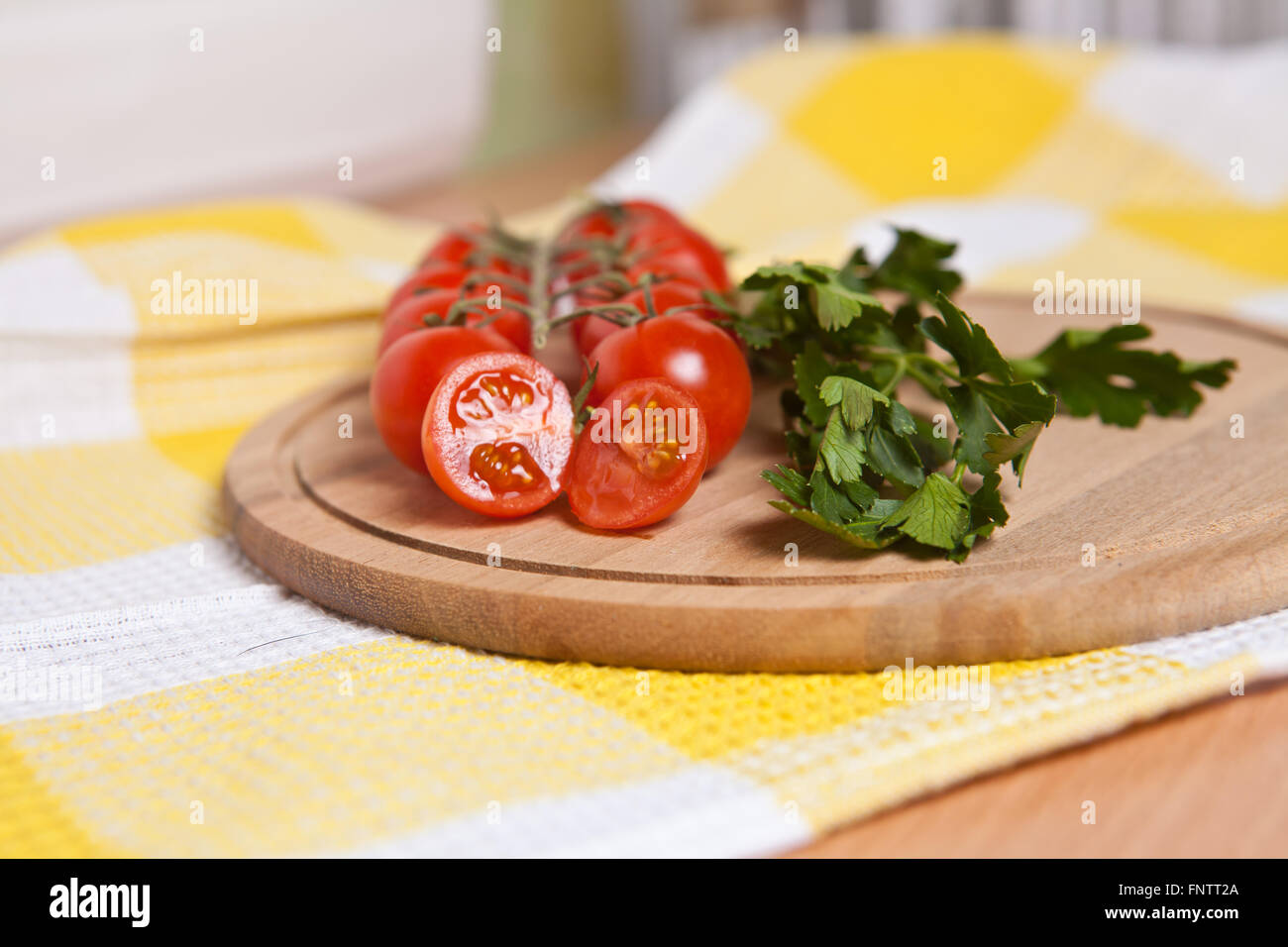 Tomates cerises, concombres et persil close-up sur la carte Banque D'Images