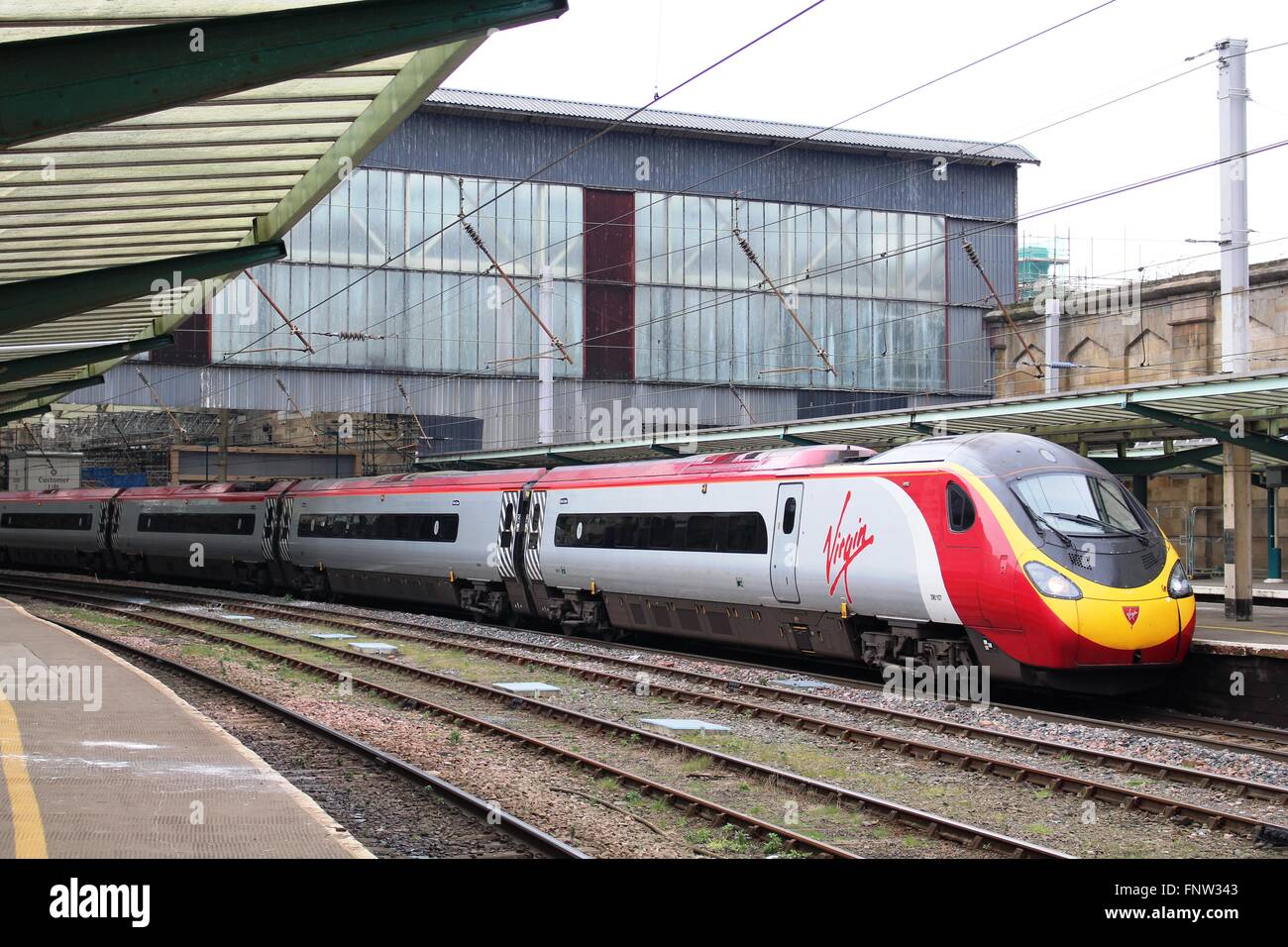 11 voiture électrique Pendolino Virgin train à quai 3 à la gare de Carlisle avec un train de la côte ouest. Banque D'Images