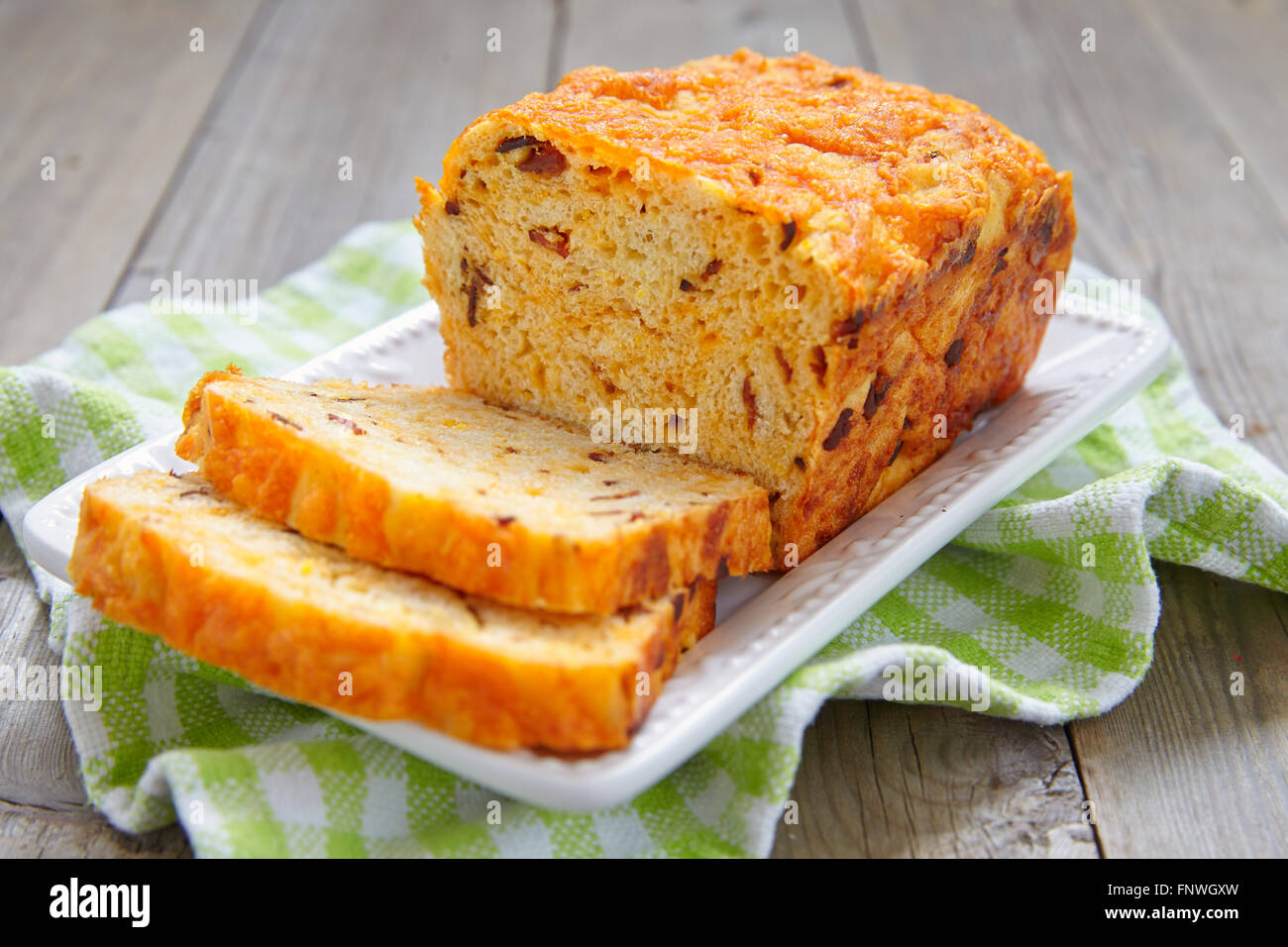 Pain de maïs avec du bacon et cheddar Banque D'Images Pain de maïs avec du bacon et cheddar Banque D'Images