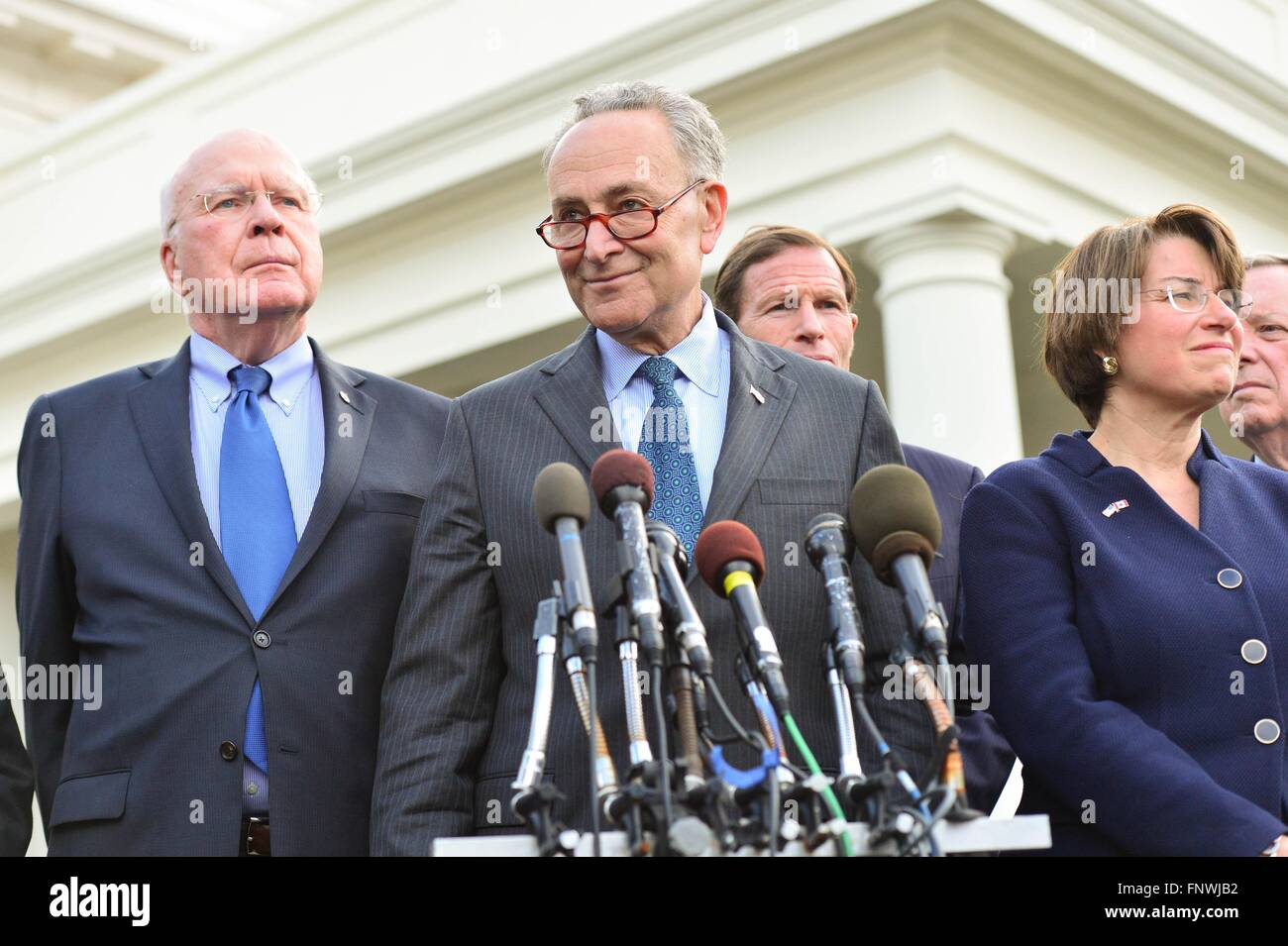 Le sénateur américain Chuck Schumer flanqué de ses collègues démocrates républicains sur appel pour combler le poste vacant de la Cour Suprême de Justice Scalia lors d'une conférence de presse à l'issue d'une réunion avec le président devant la Maison Blanche 10 mars 2016 à Washington, DC. Banque D'Images