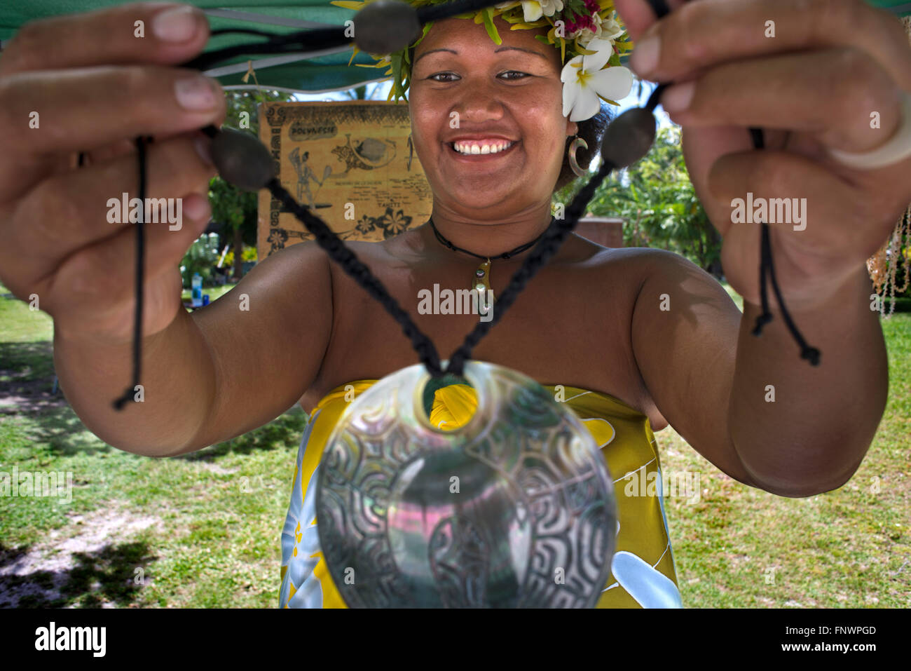 Fakarava, archipel des Tuamotu en Polynésie française, Tuamotu, Pacifique Sud. Femme vendant locale crafs. Banque D'Images