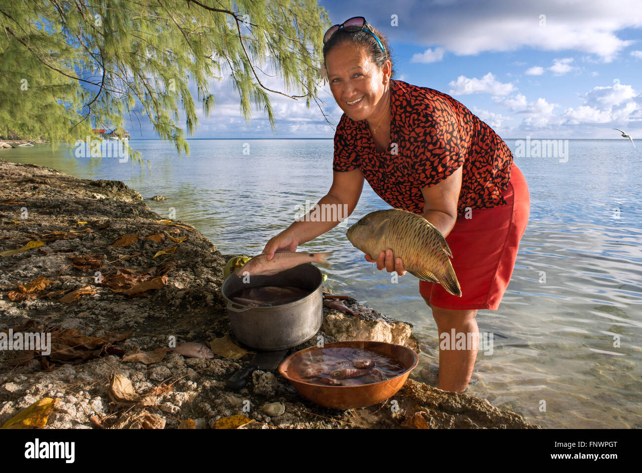 Fakarava, archipel des Tuamotu en Polynésie française, Tuamotu, Pacifique Sud. Femme de pêcheur local. Banque D'Images