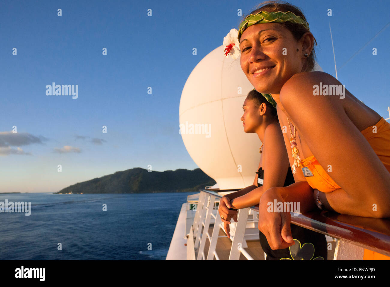 Les filles sur le quai de croisière Paul Gauguin, îles de la société, archipel des Tuamotu, Polynésie Française, Pacifique Sud. Banque D'Images